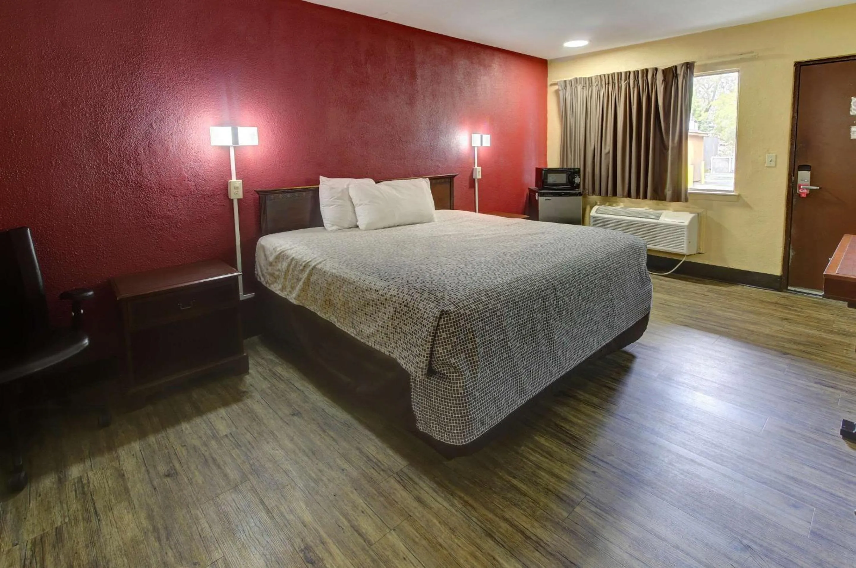 Bedroom, Bed in Econo Lodge Virginia Beach Town Center