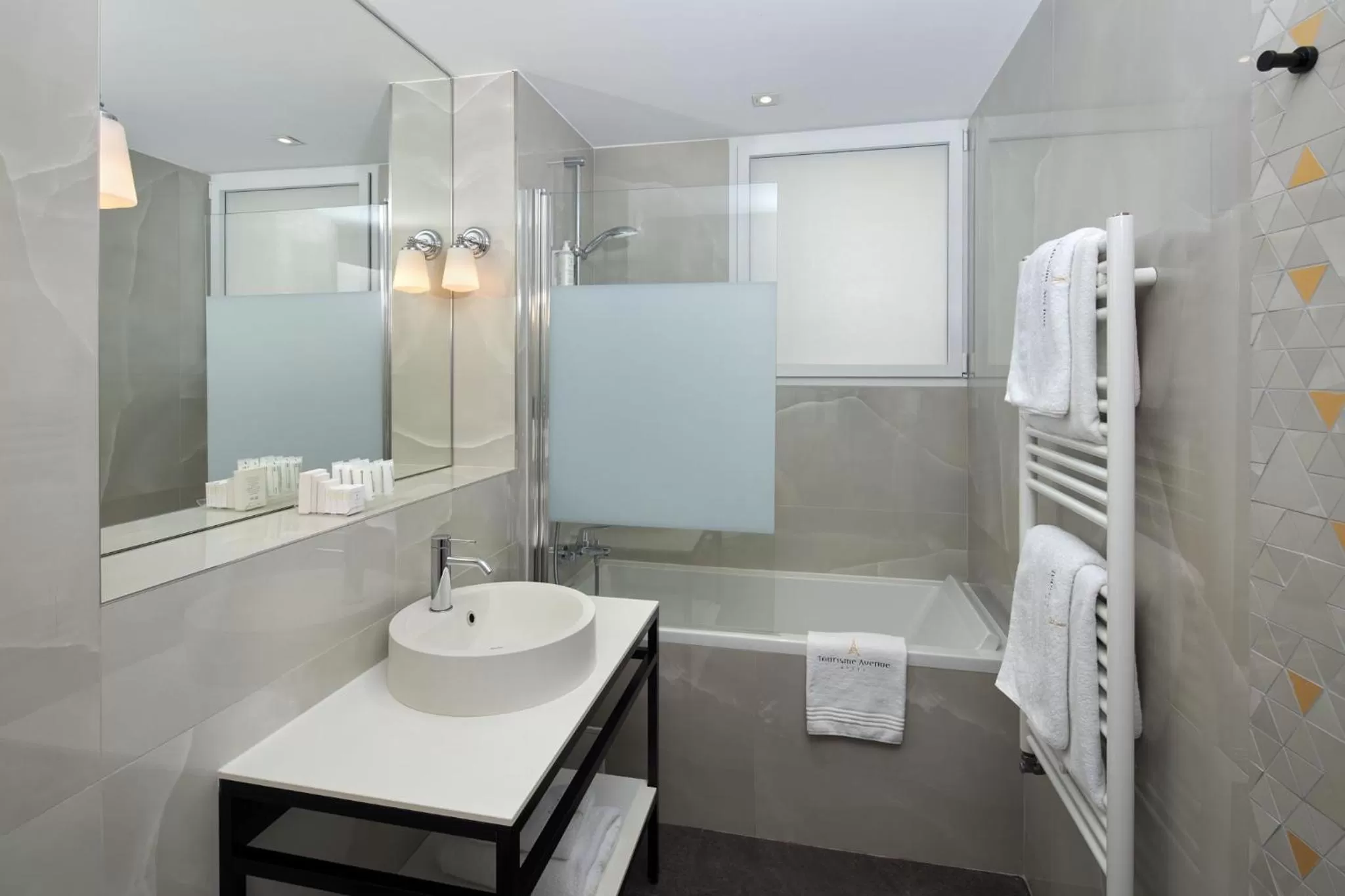 Bathroom in Hôtel Tourisme Avenue