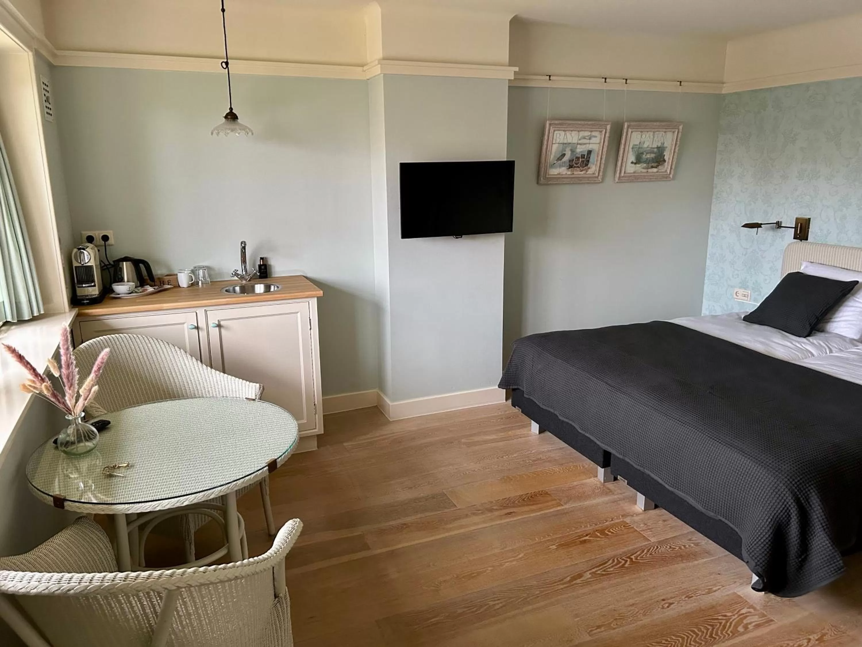 Coffee/tea facilities in B&B Villa Nieuwland