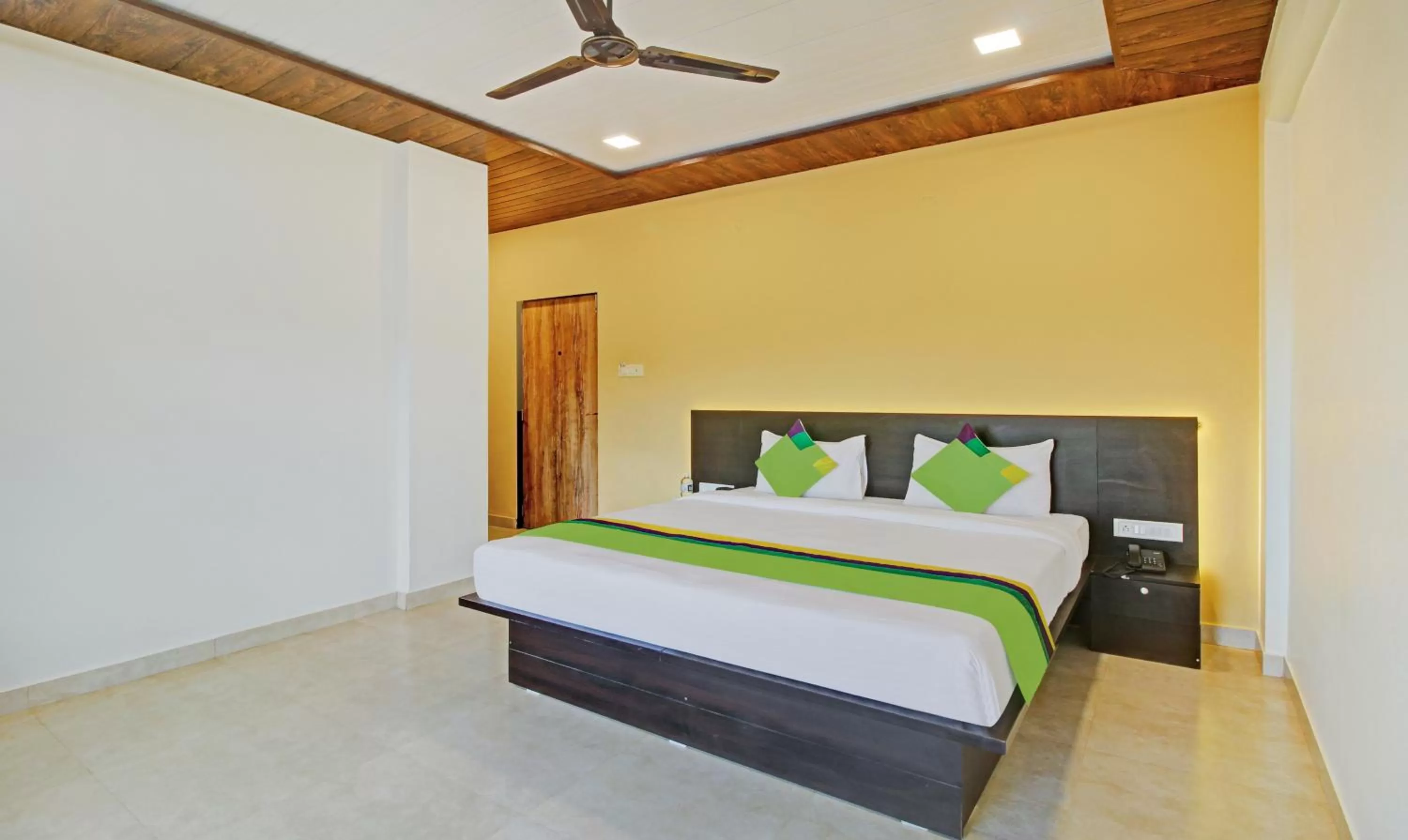 Bed in Treebo Trend Raaya Regency