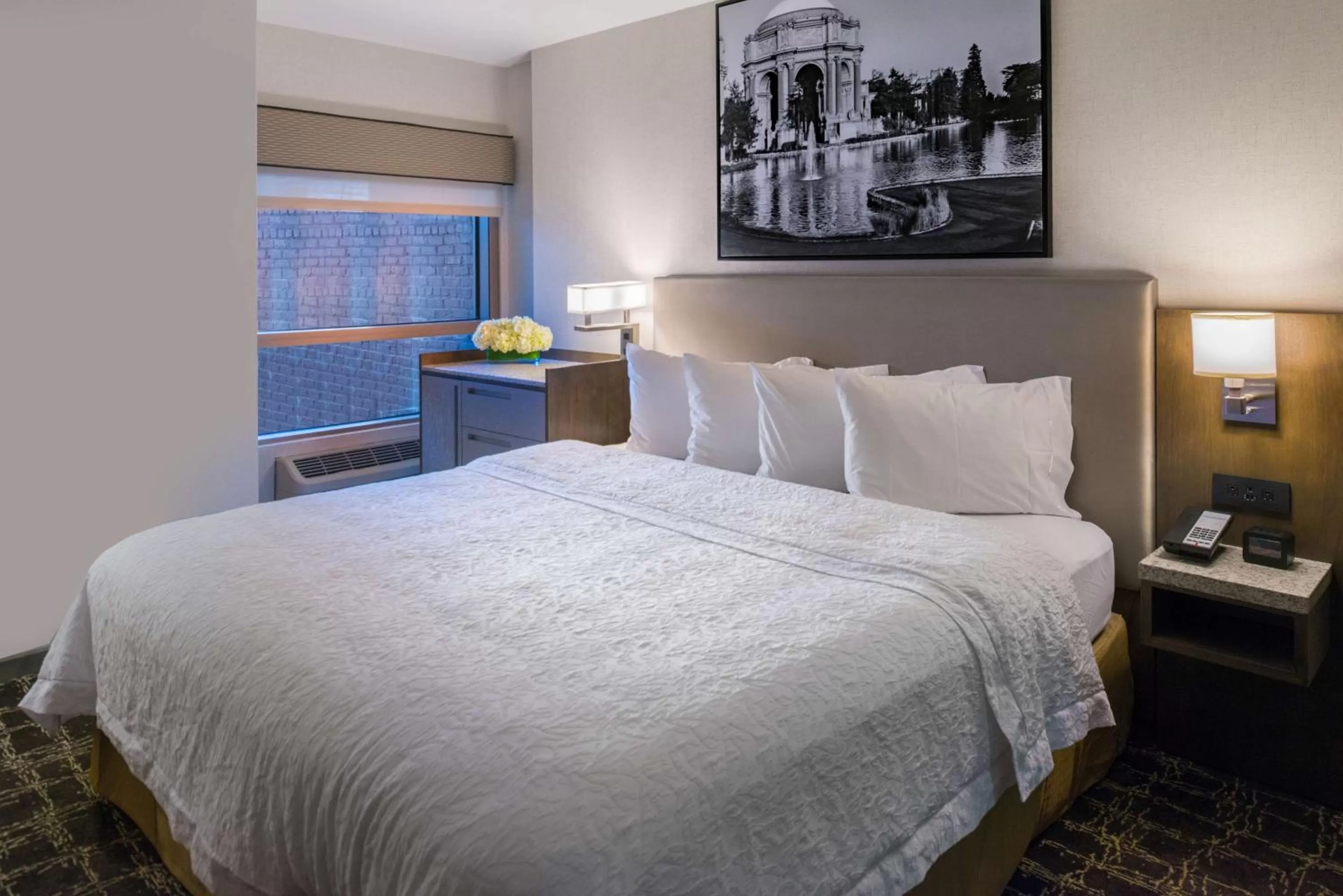 Bed in Hampton Inn San Francisco Downtown/Convention Center