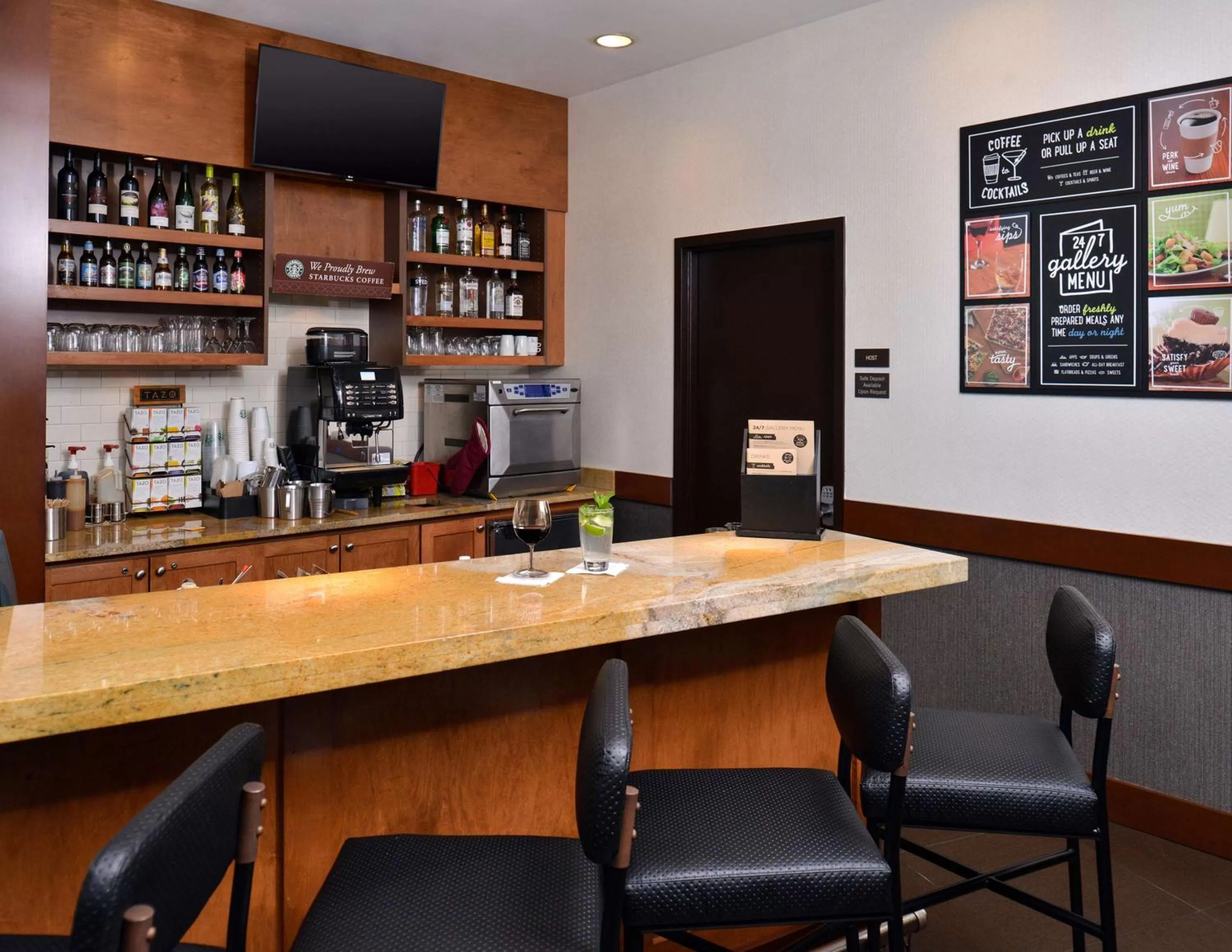 Lounge or bar in Hyatt Place Garden City