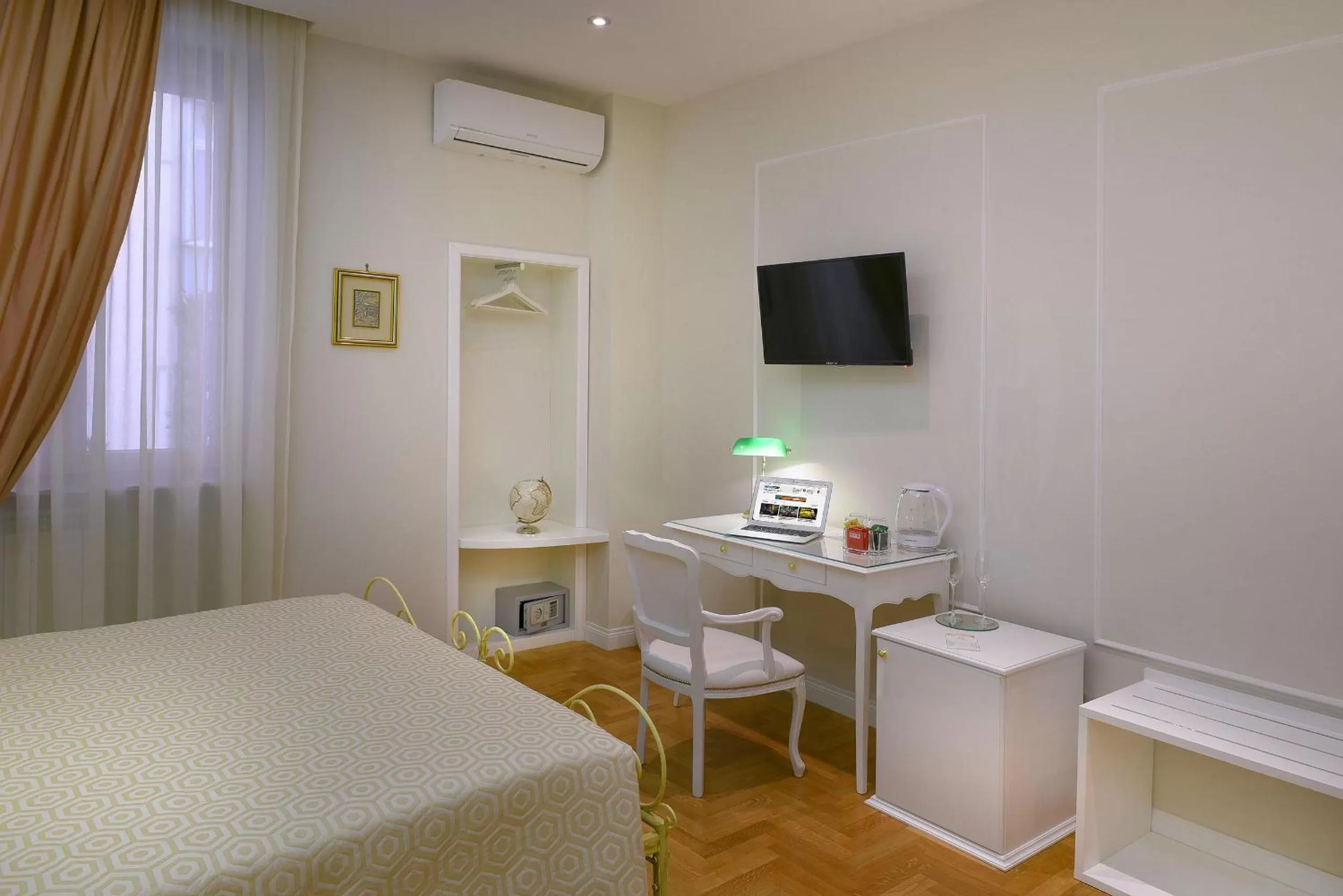 Photo of the whole room, Bed in Residenza Borbonica