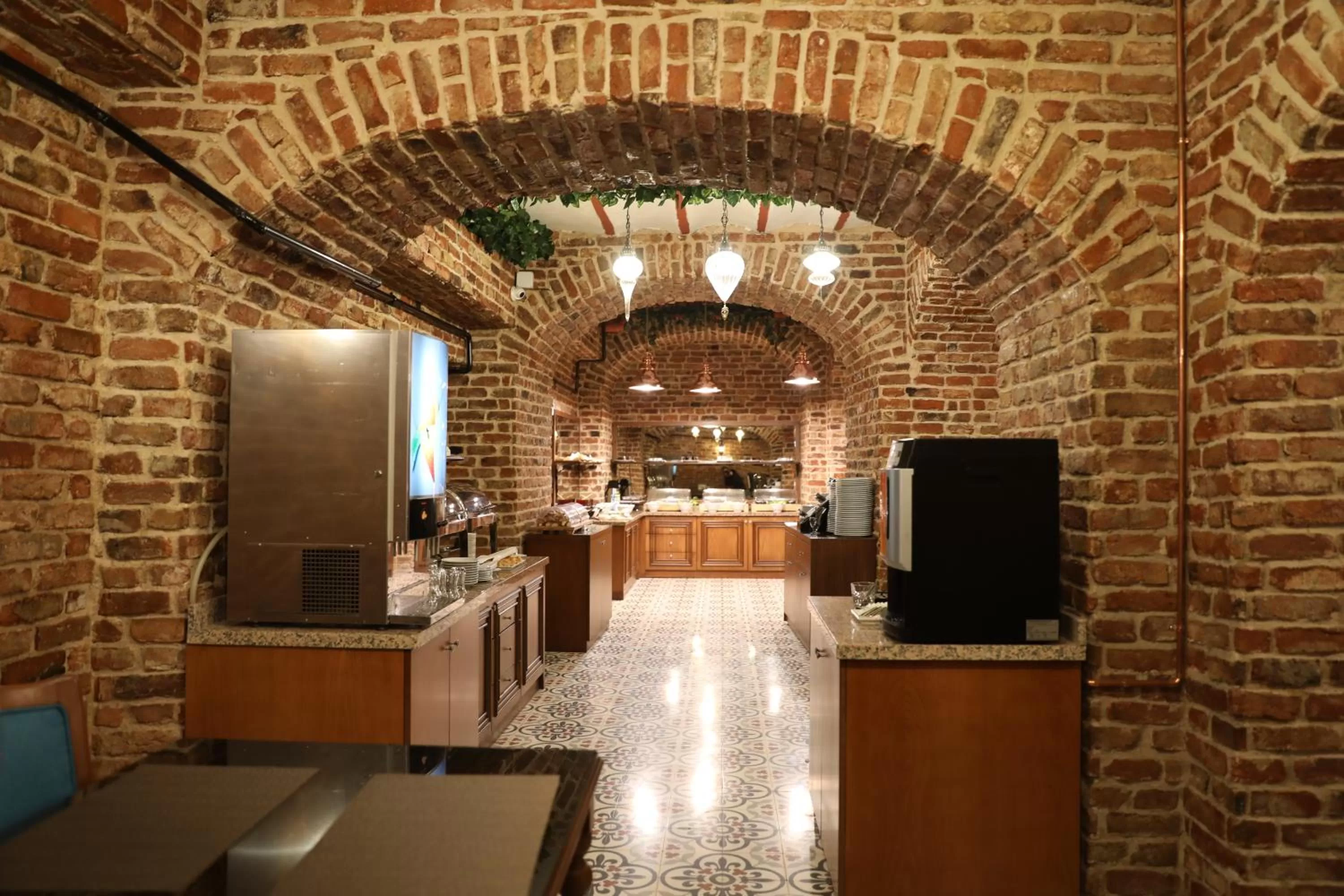 Restaurant/places to eat in Meserret Palace Hotel - Special Category