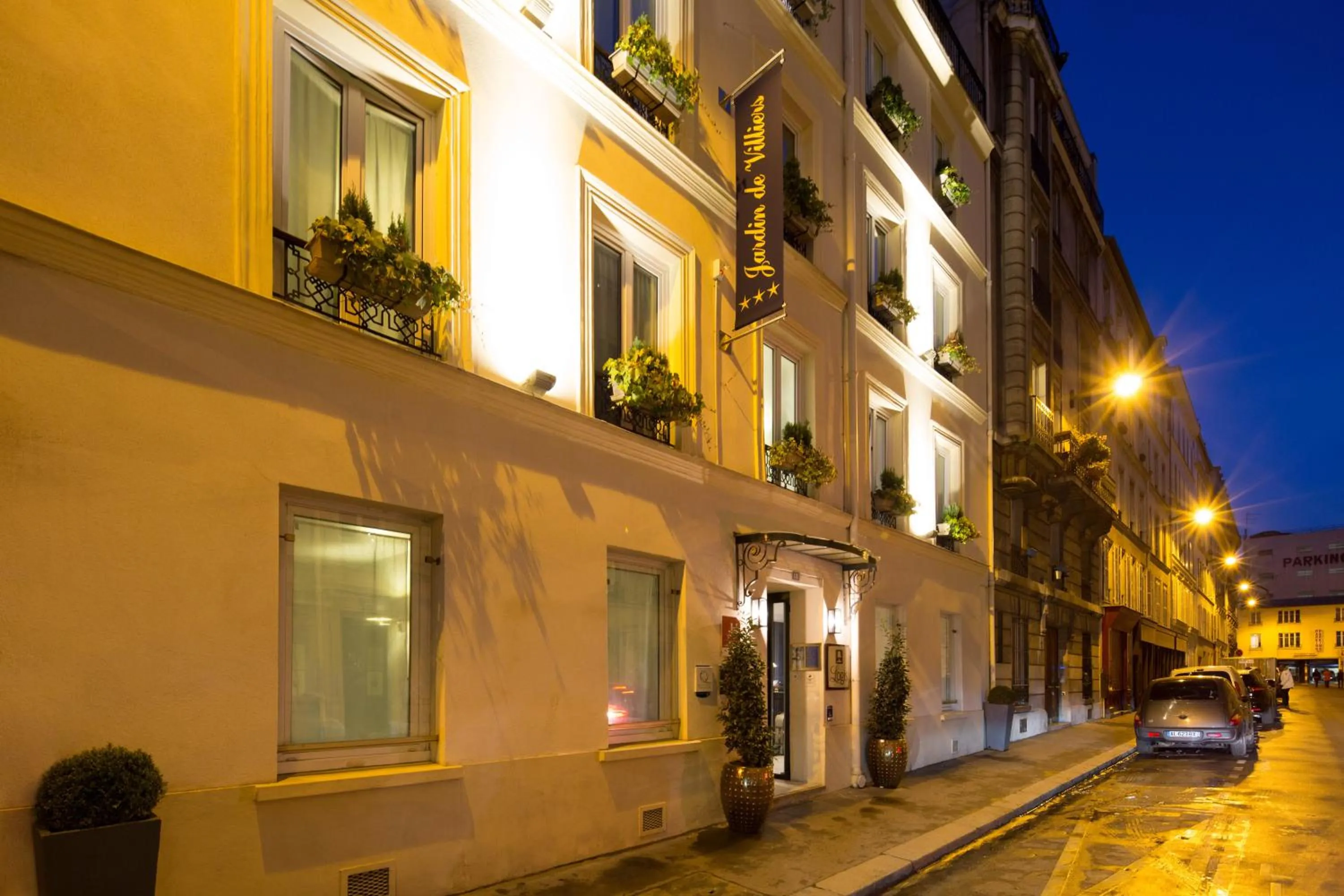 Facade/entrance in Logis hôtel Jardin de Villiers