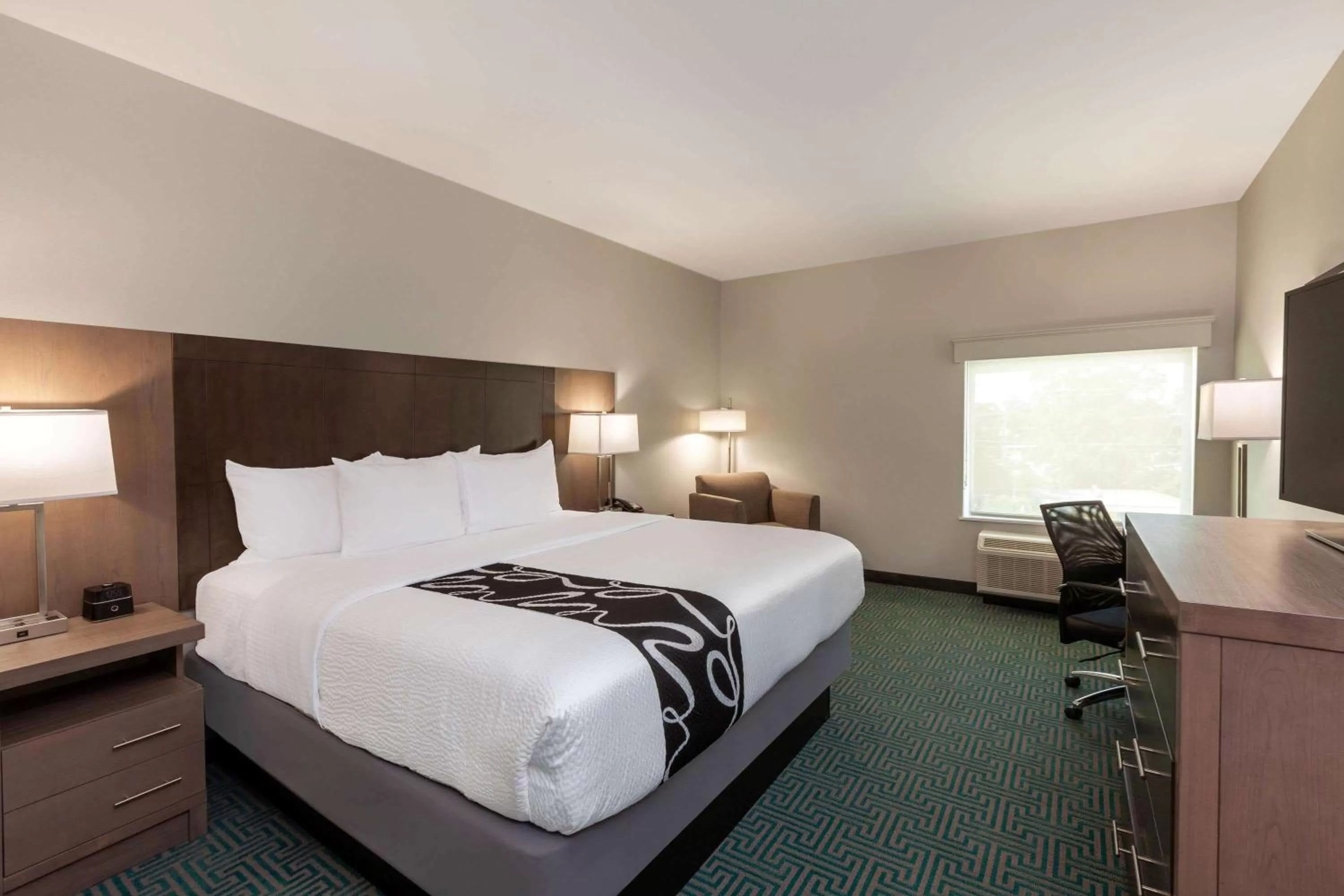 Photo of the whole room, Bed in La Quinta Inn & Suites by Wyndham Lafayette Oil Center