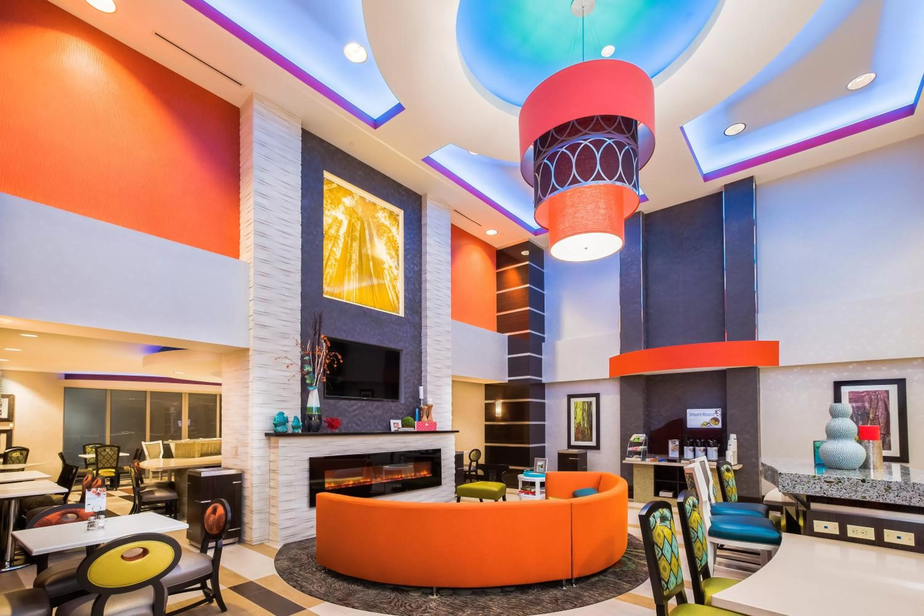 Lobby or reception in Holiday Inn Express & Suites Eureka by IHG