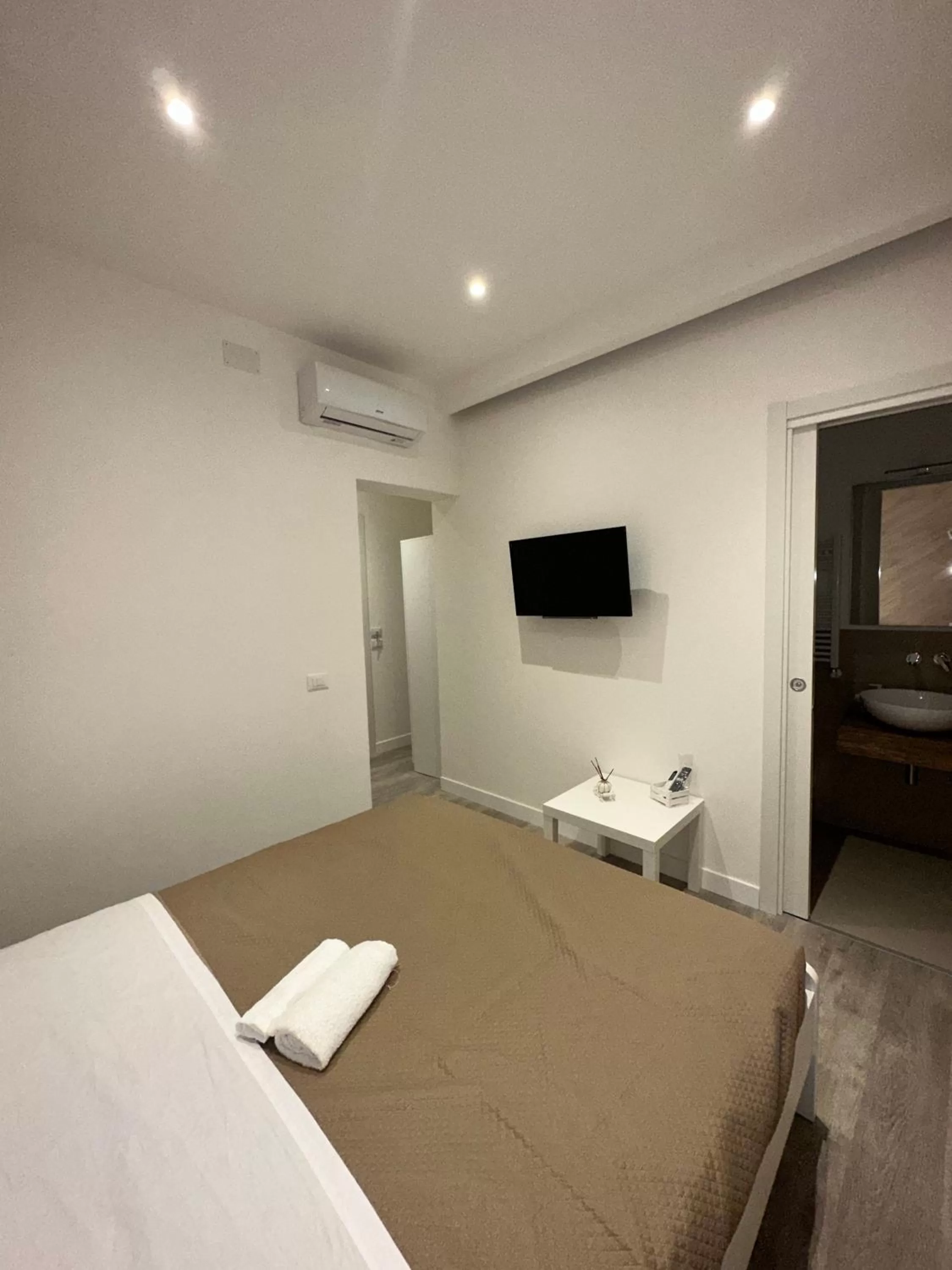 Photo of the whole room, Bed in ABT L'AURA