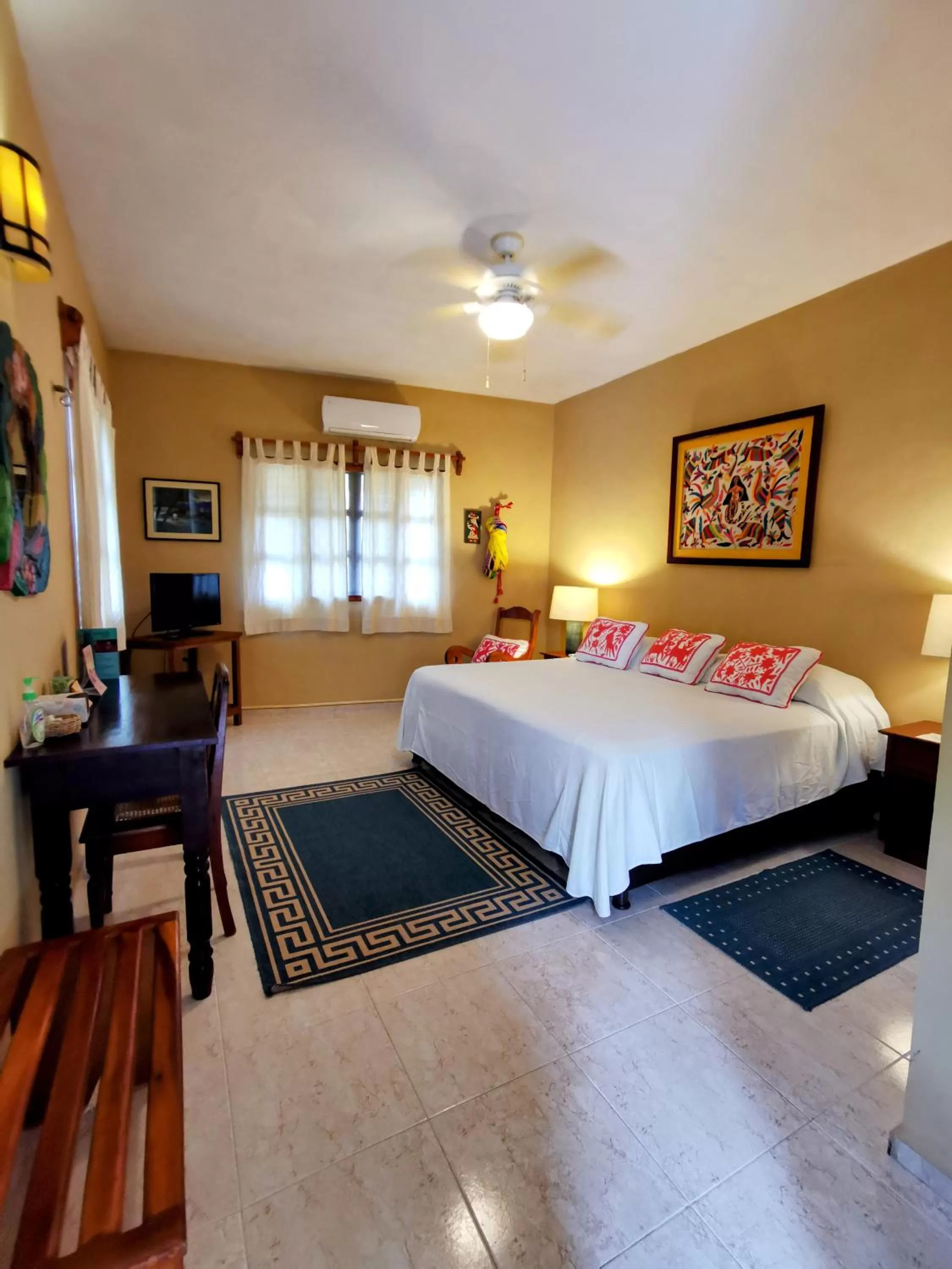 Photo of the whole room, Bed in Casa Quetzal Hotel