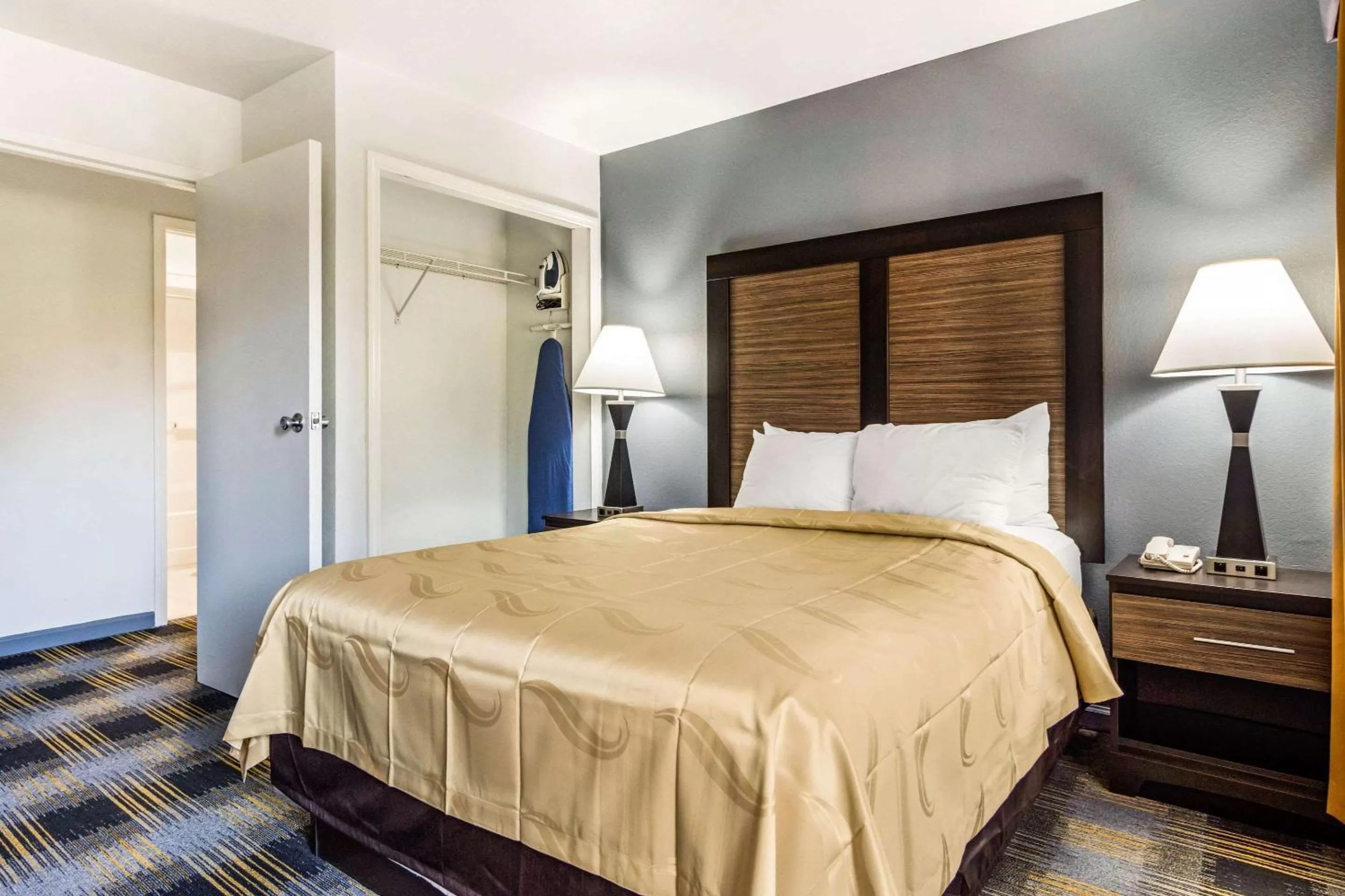 Bedroom, Bed in Quality Inn near Six Flags Douglasville