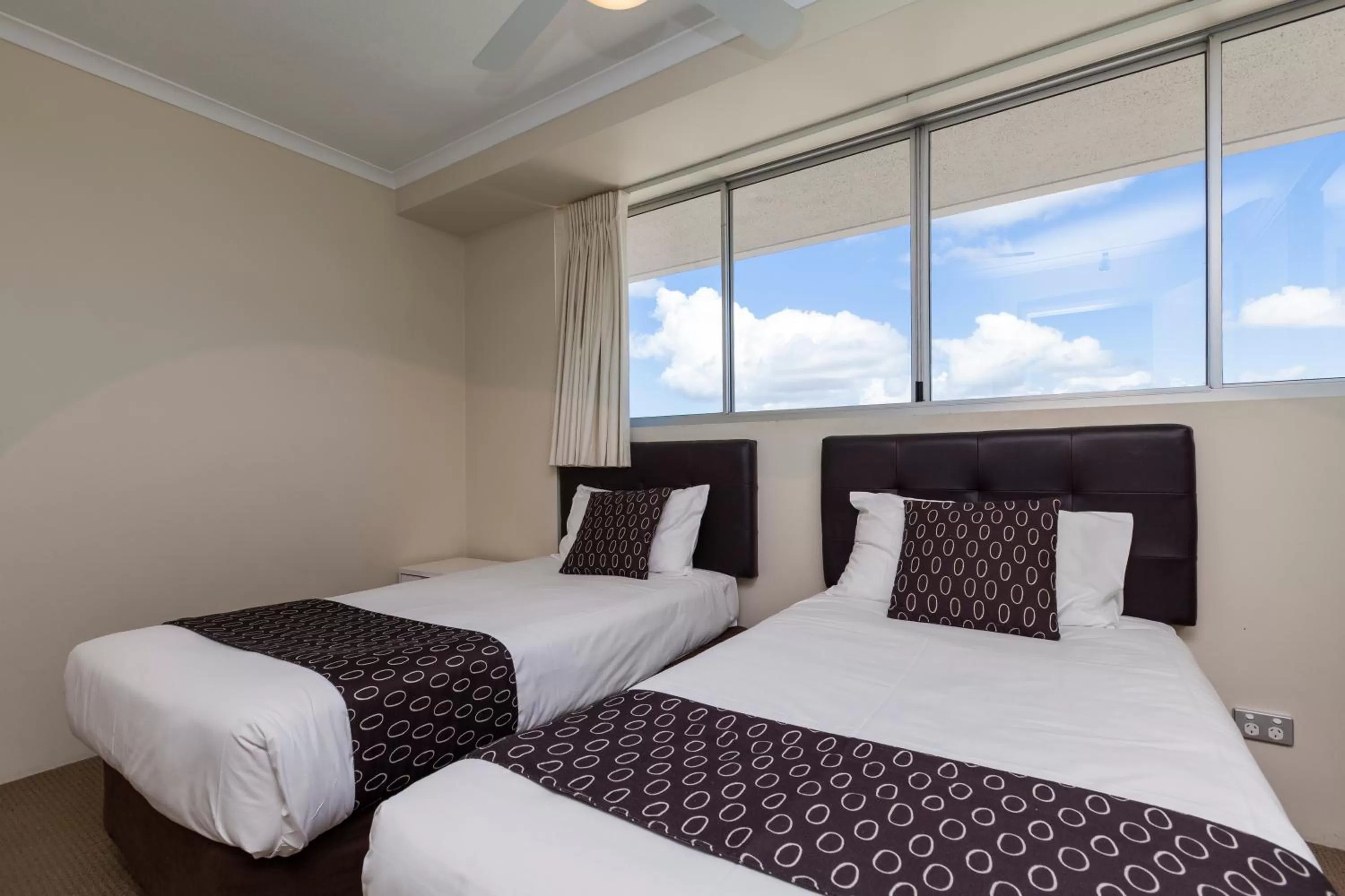 Photo of the whole room, Bed in ULTIQA Points North