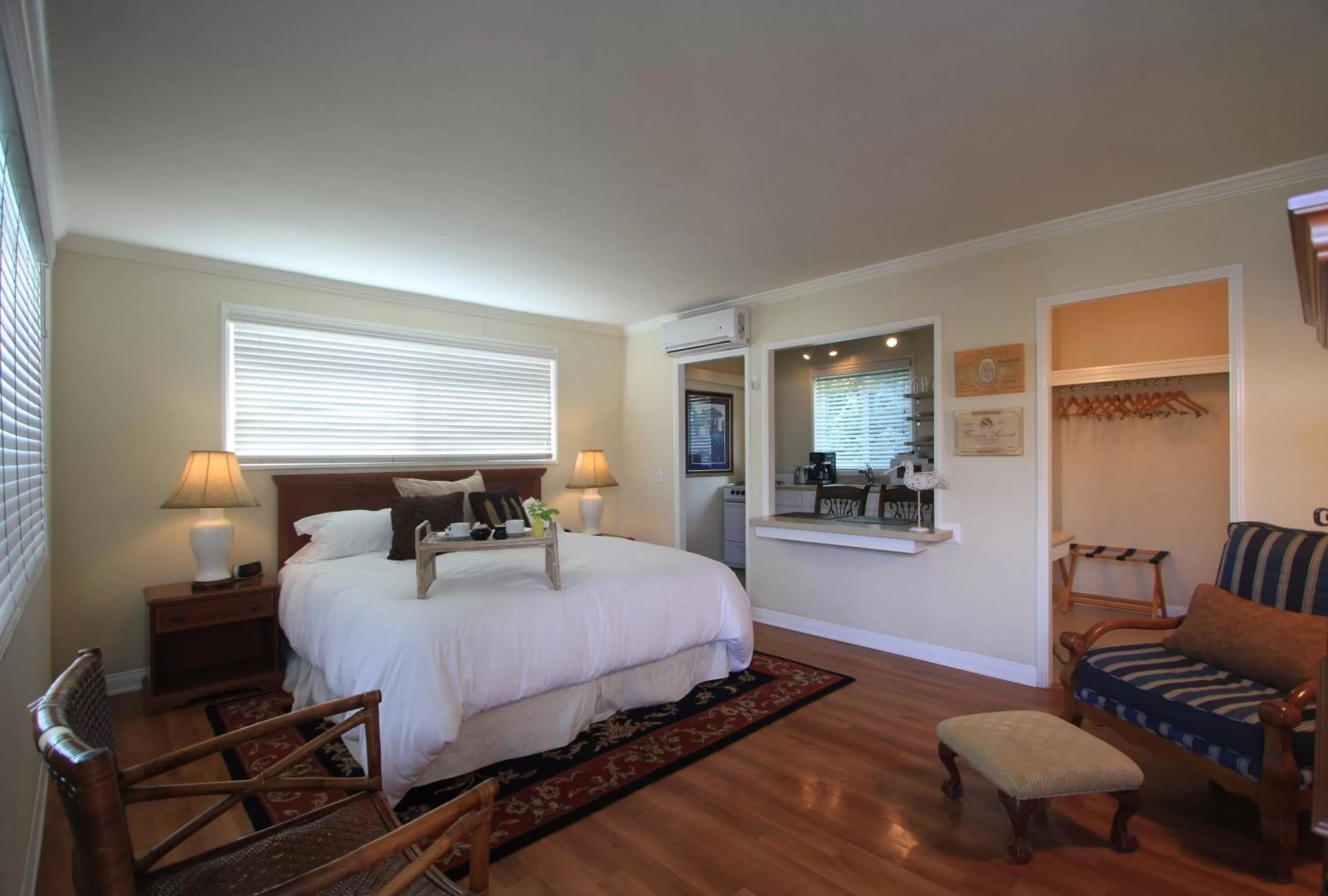 Photo of the whole room, Bed in The Tides Laguna Beach