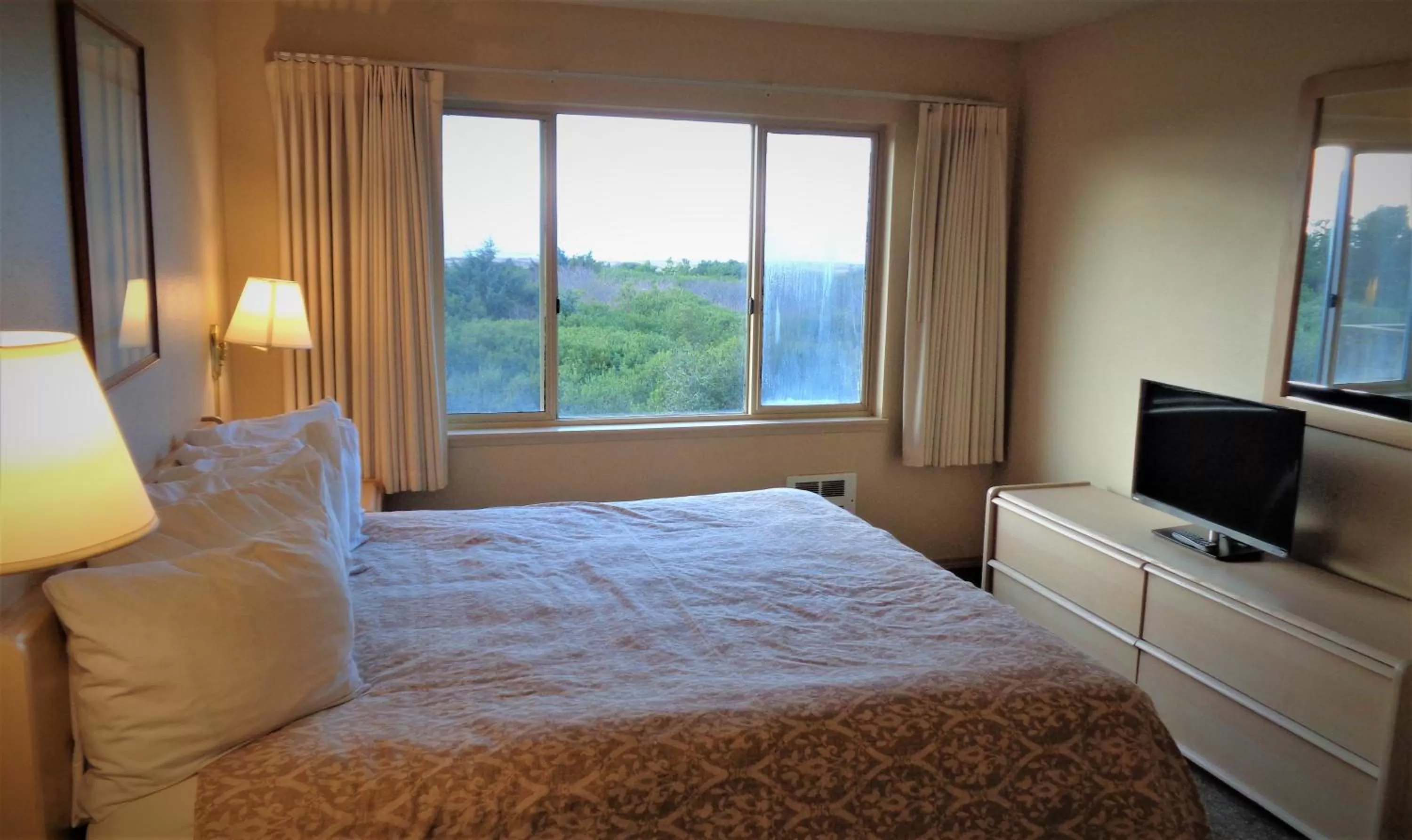 Bedroom, Bed in The Polynesian Resort