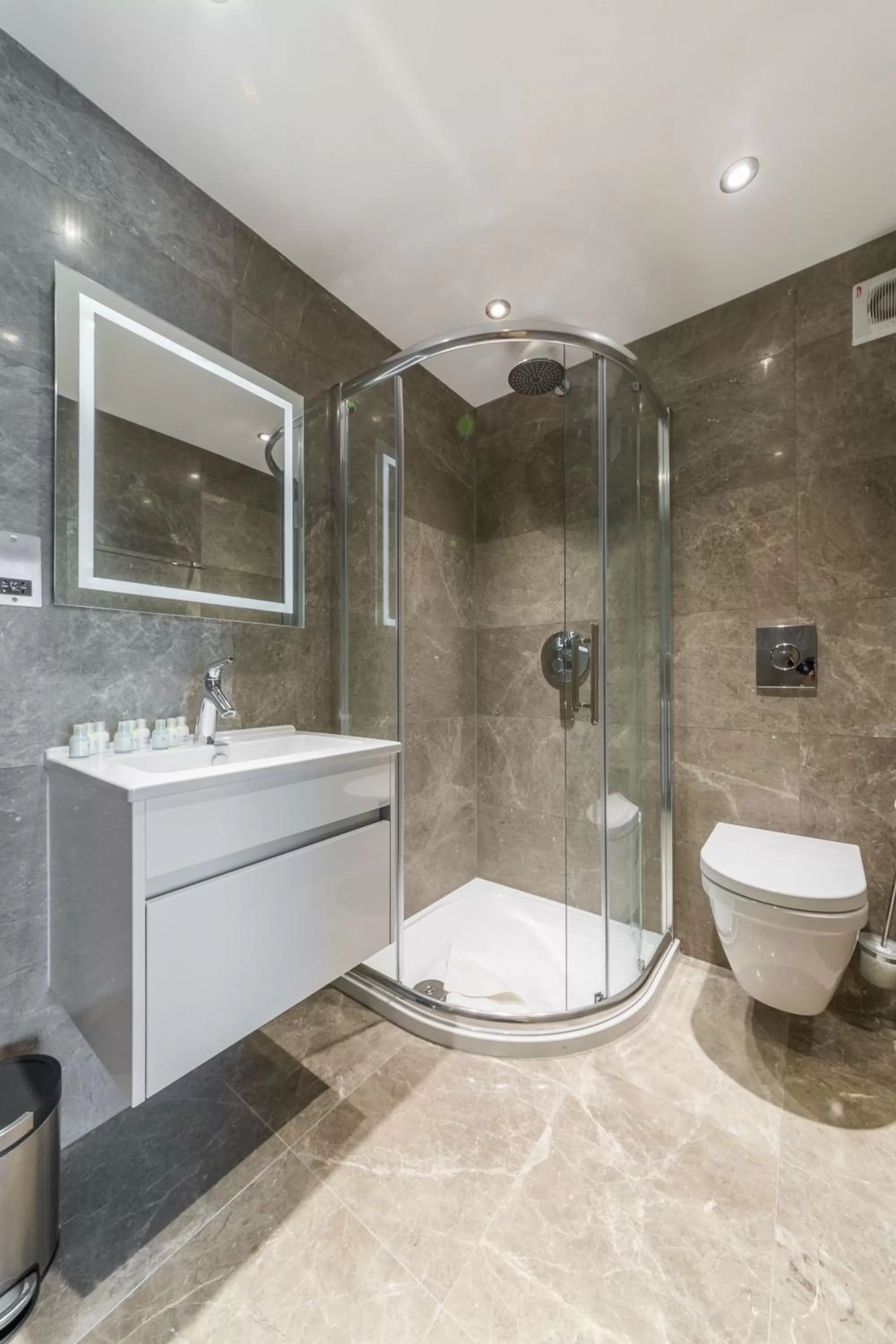 Bathroom in The Lion & Key Hotel