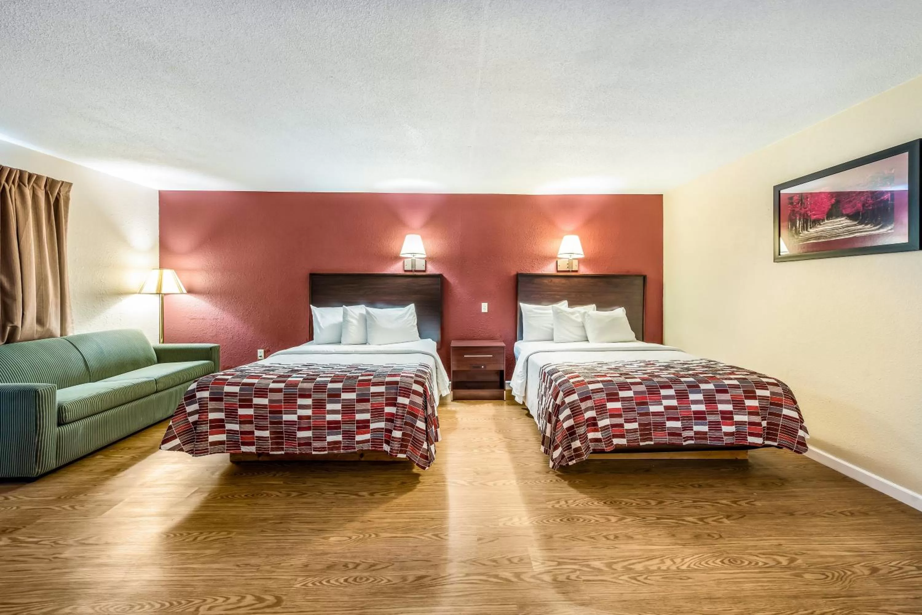 Photo of the whole room, Bed in Red Roof Inn & Suites Wapakoneta