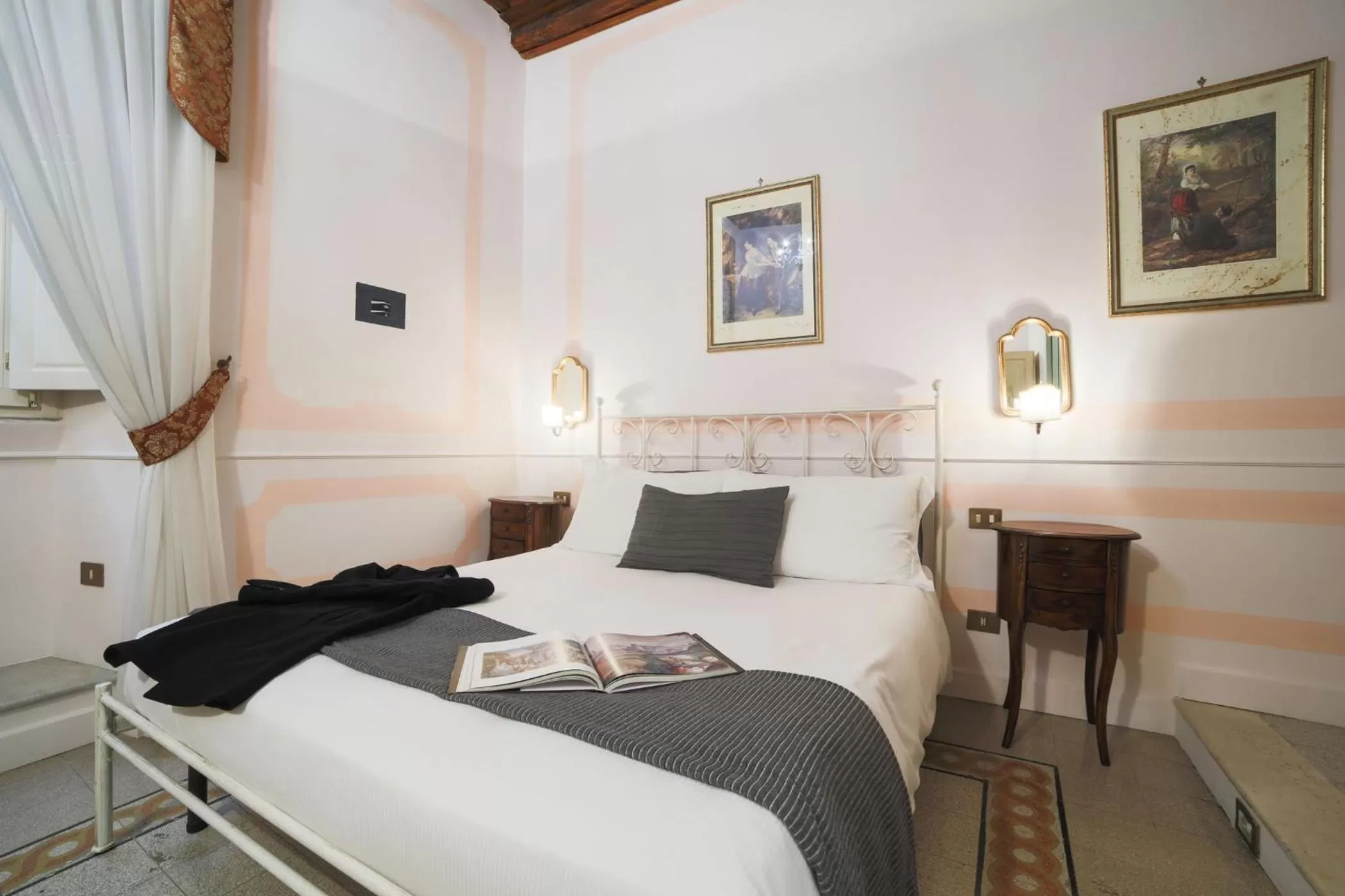 Photo of the whole room, Bed in La Maison Dell'Orologio