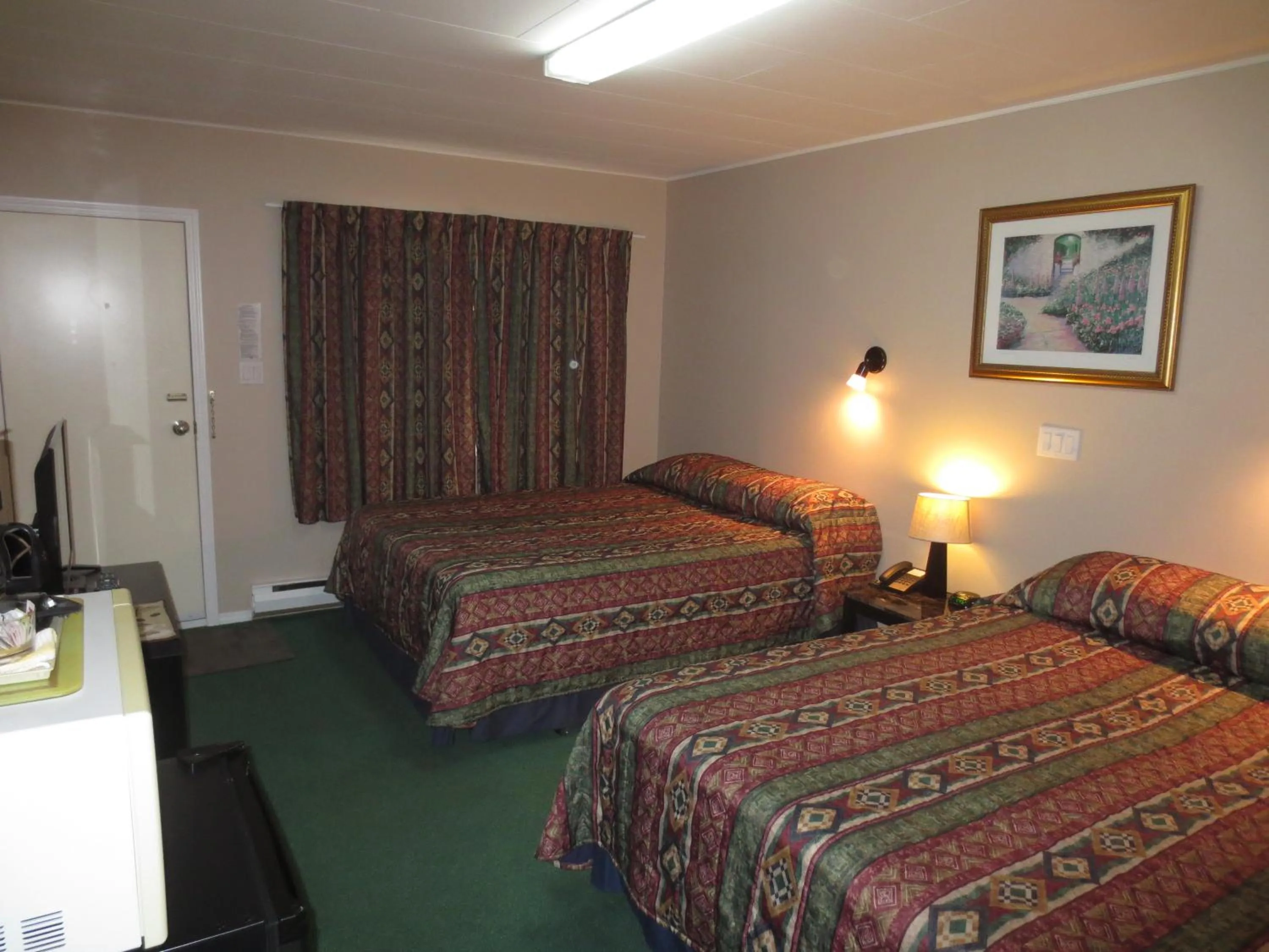 Bedroom, Bed in Overlander Motel