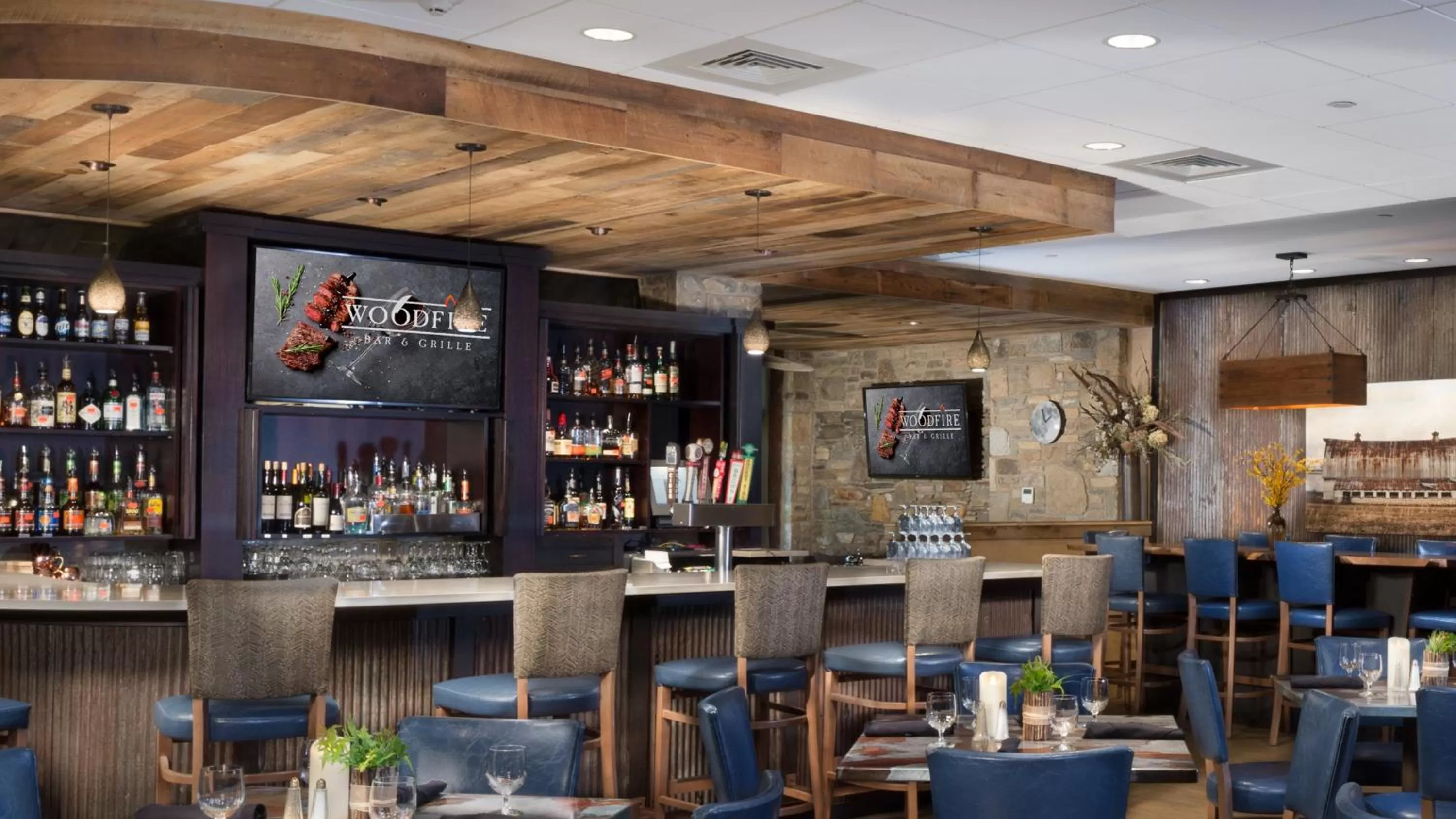 Lounge or bar in Holiday Inn Asheville East-Blue Ridge Pkwy by IHG