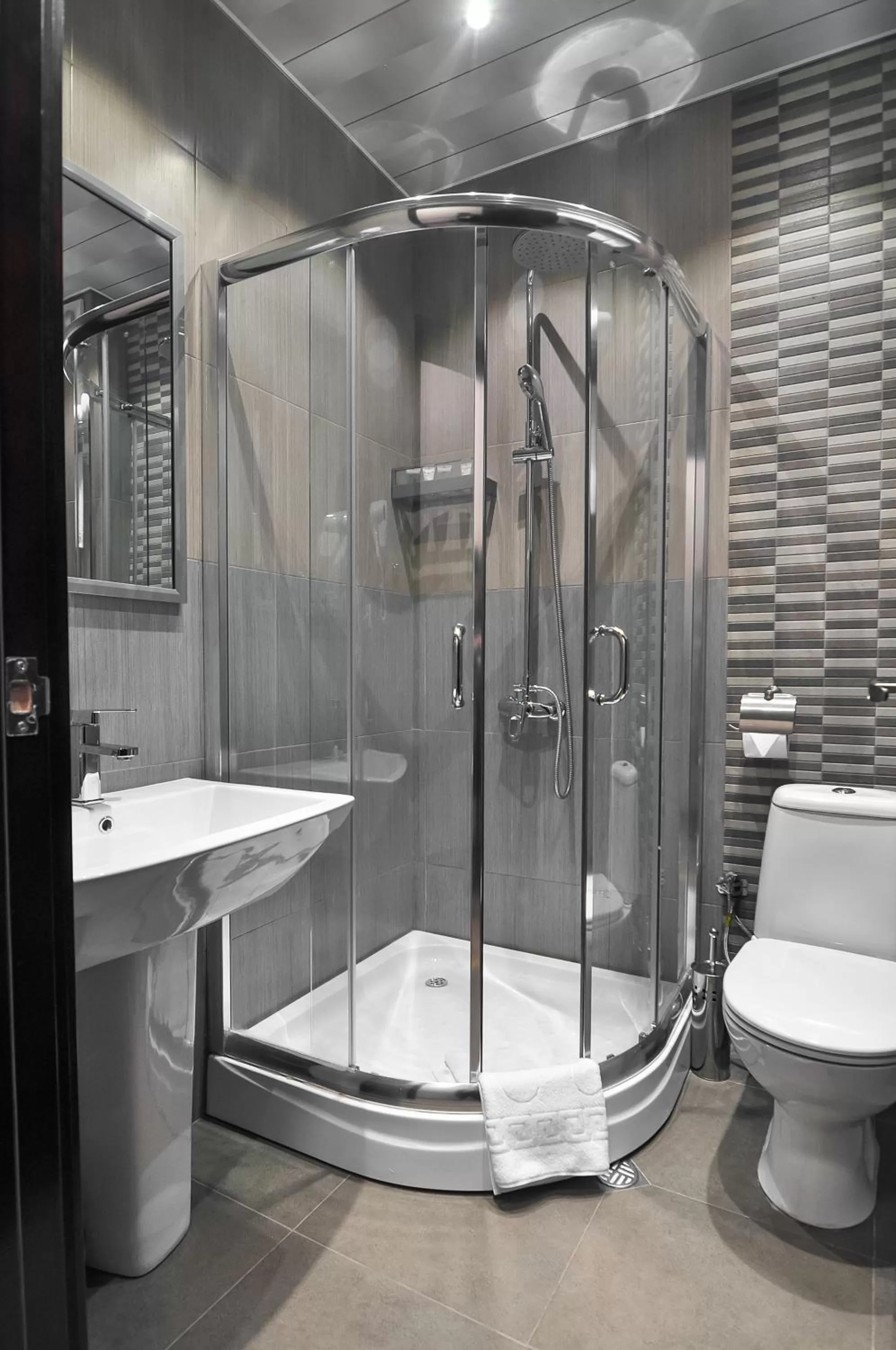 Shower, Bathroom in Margo Palace Hotel