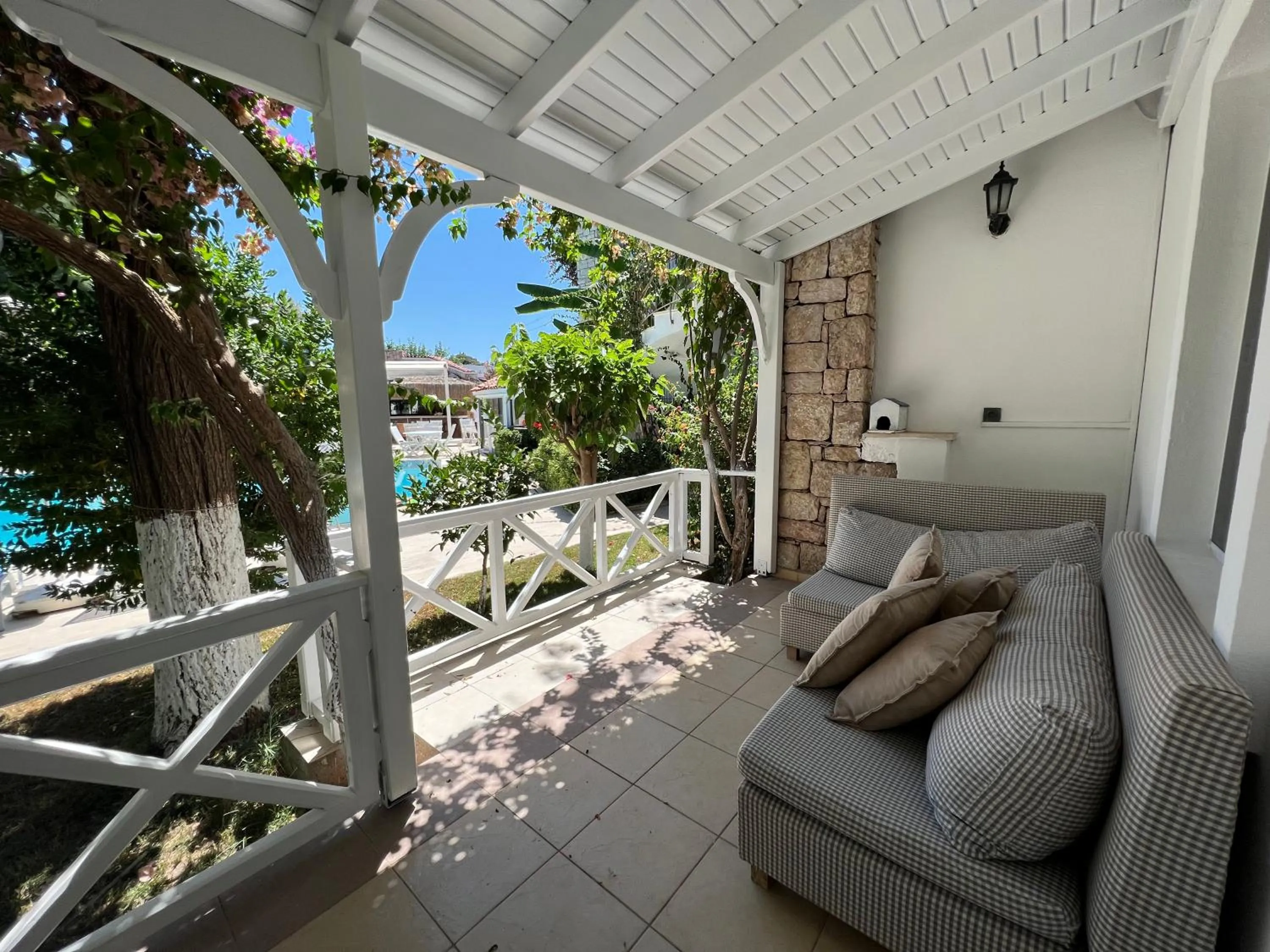 Moonshine Hotel & Suites