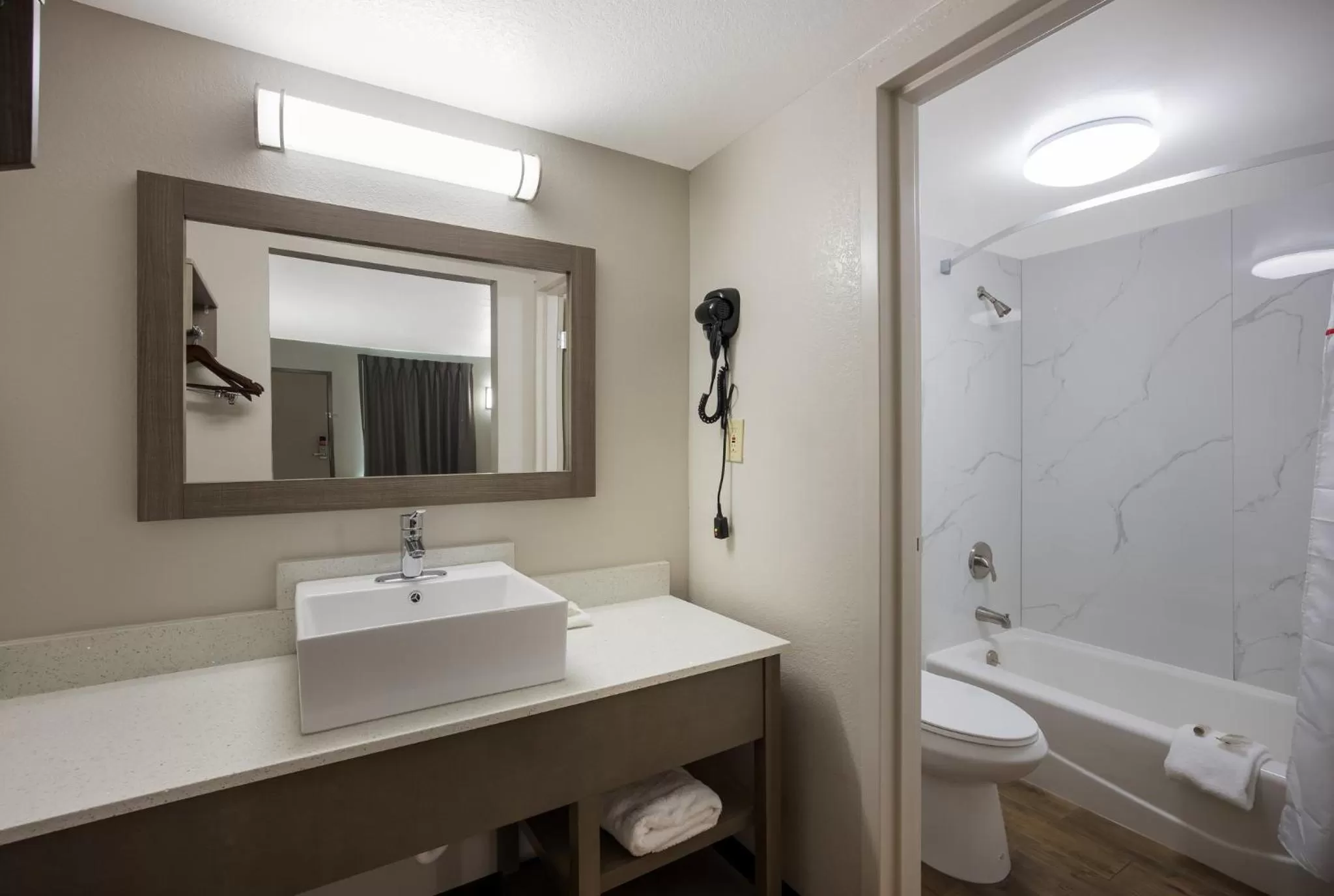 Bathroom in Red Roof Inn & Suites Thomasville