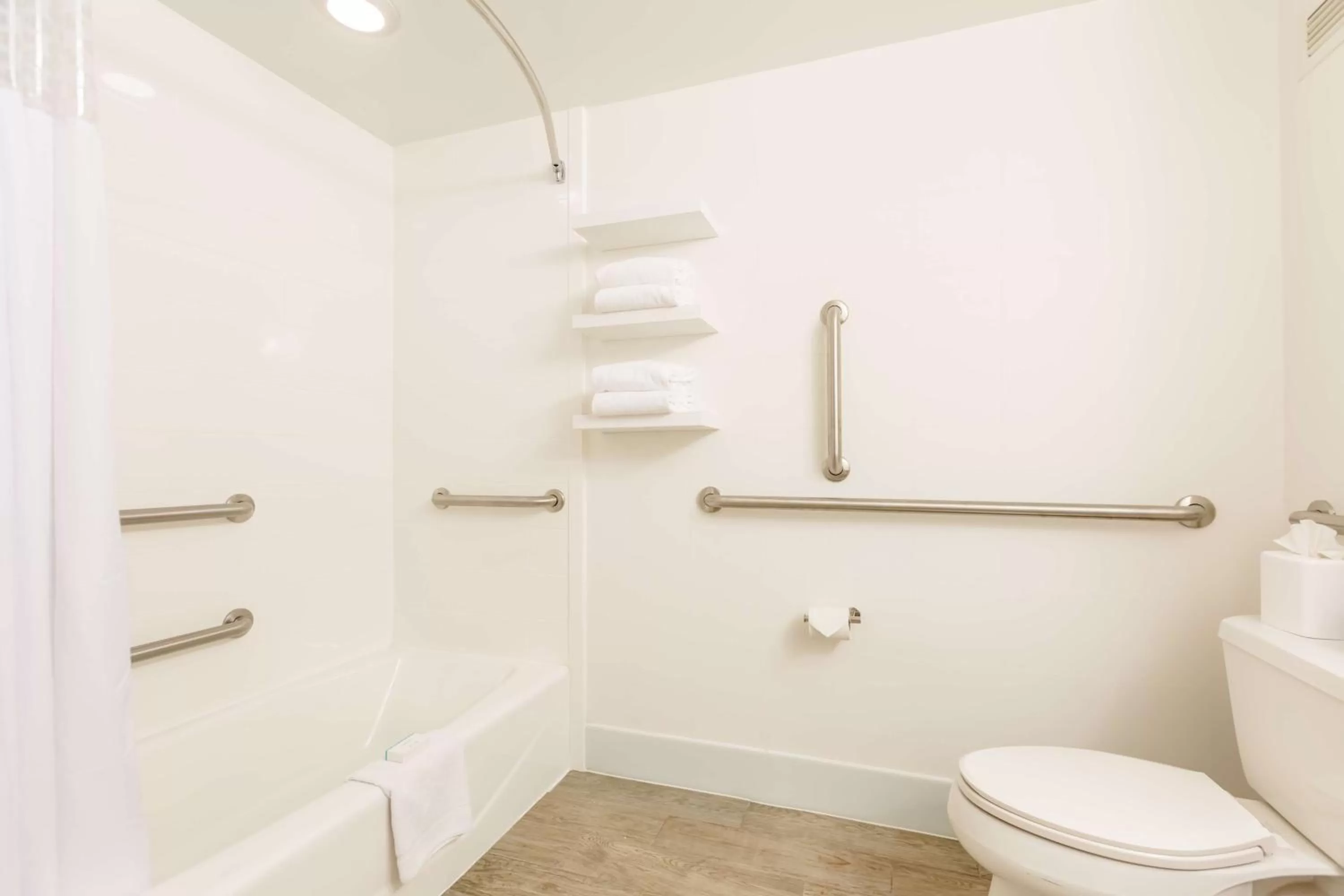 Bathroom in Hampton Inn St Charles St Peters