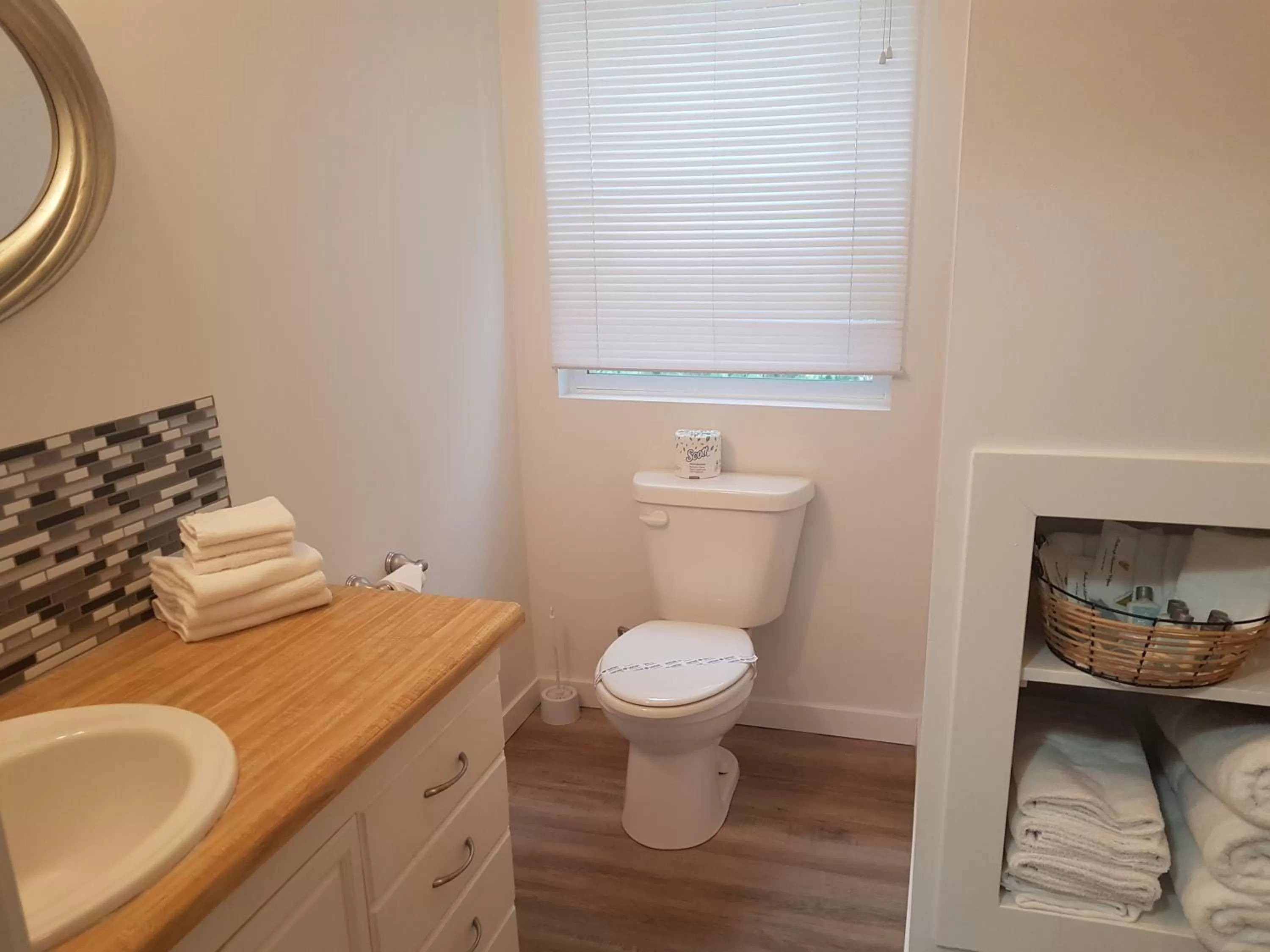 Bathroom in Pines Motel