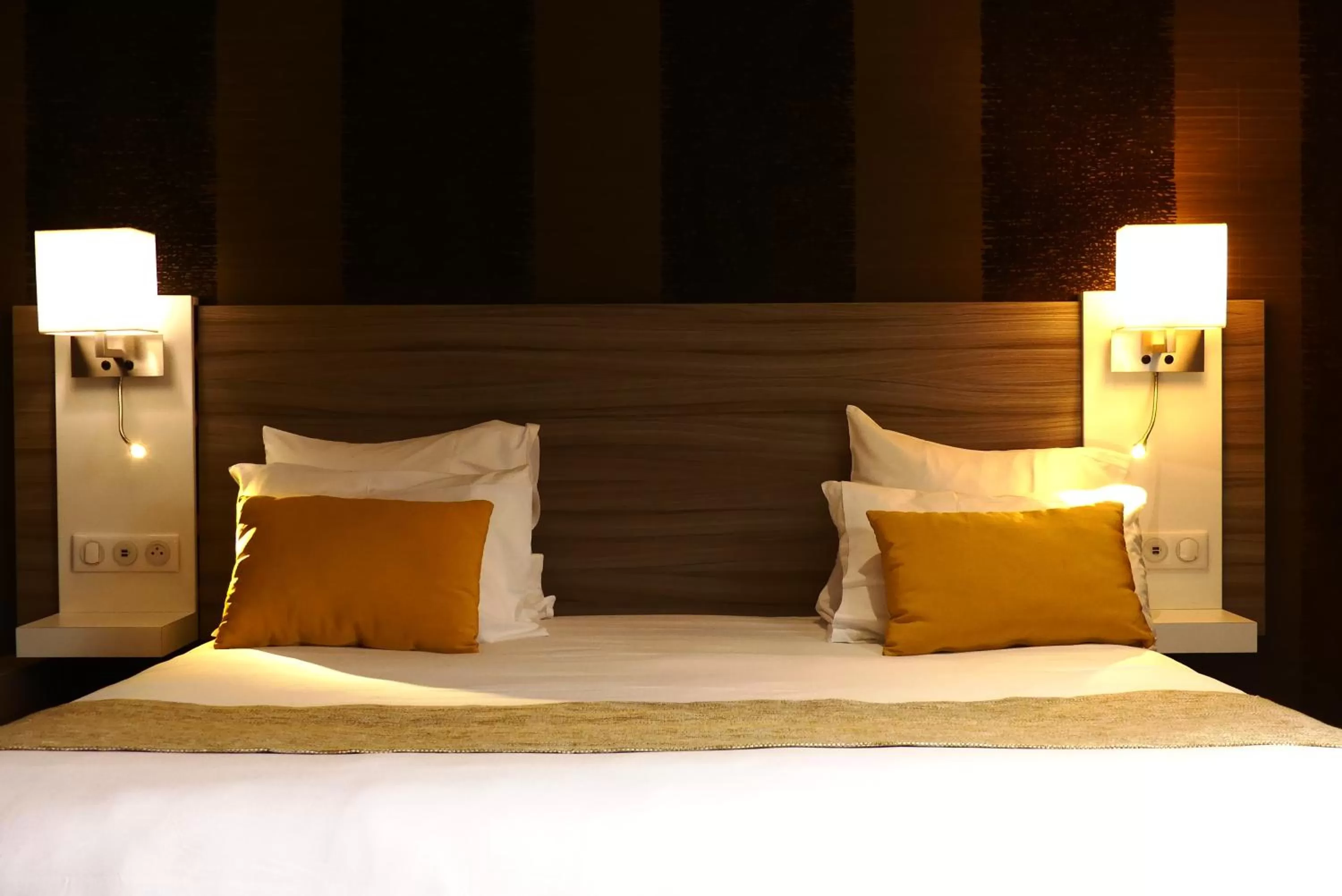 Bed in Contact Hôtel Le Provençal Bordeaux Lac