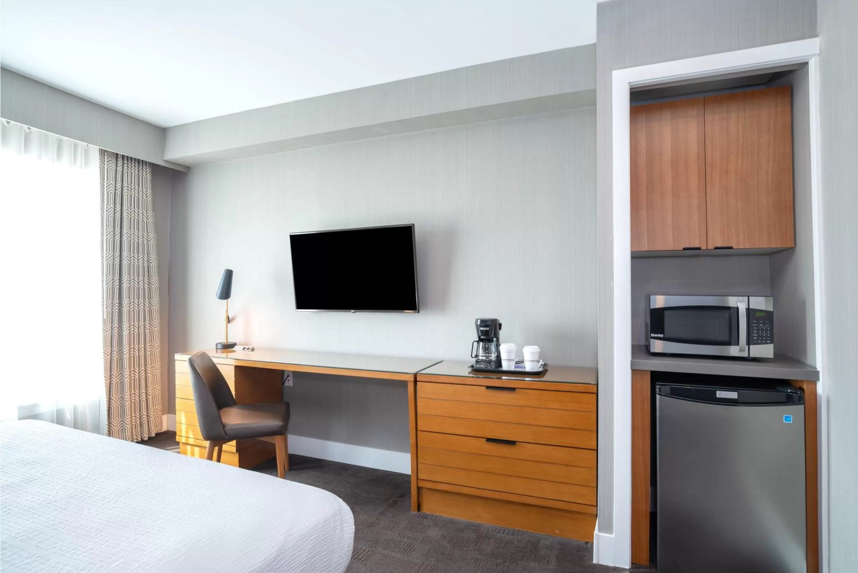 Photo of the whole room, Bed in Sandman Hotel Hamilton