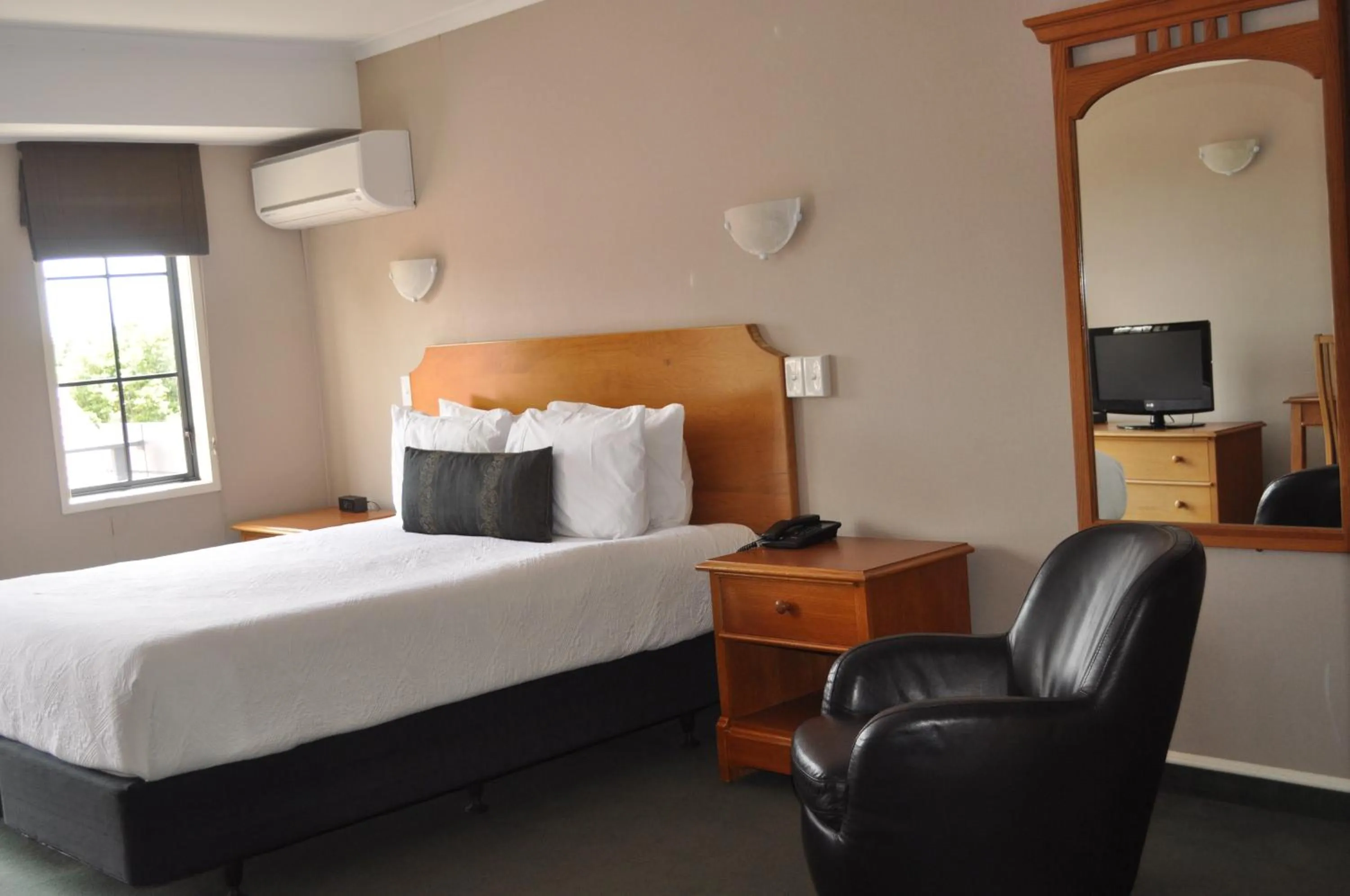 Photo of the whole room, Bed in City Suites