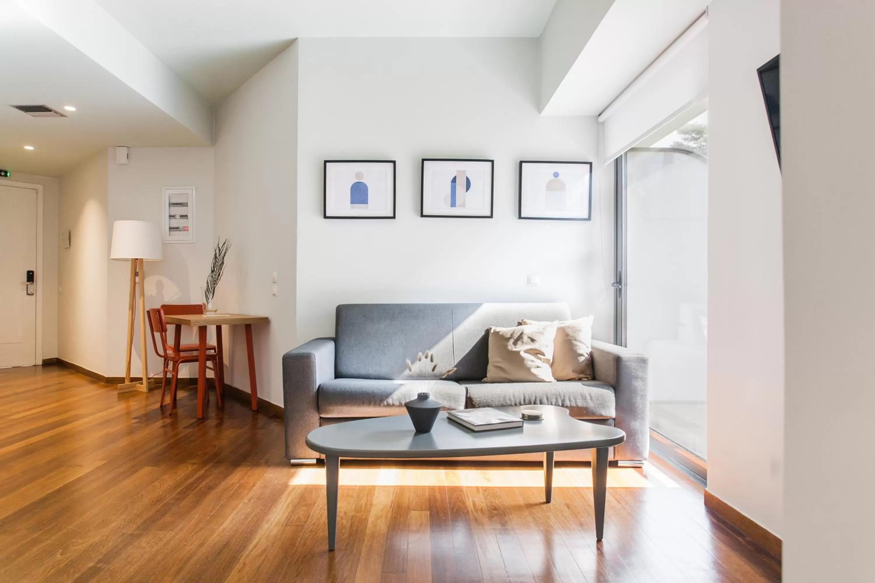 Living room, Seating Area in ZOIA The Hill by UPSTREET