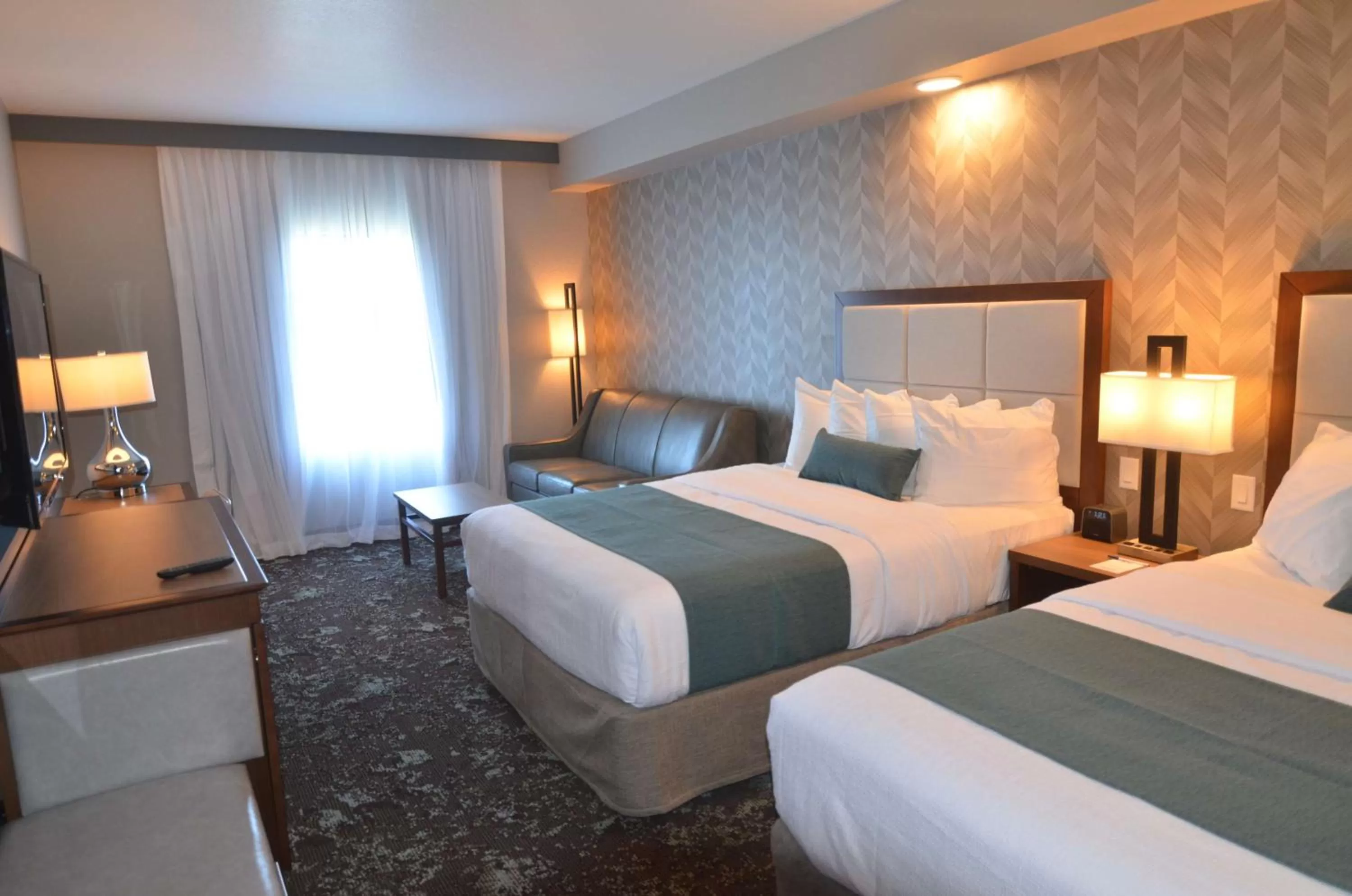 Bed in Best Western Premier Ankeny Hotel