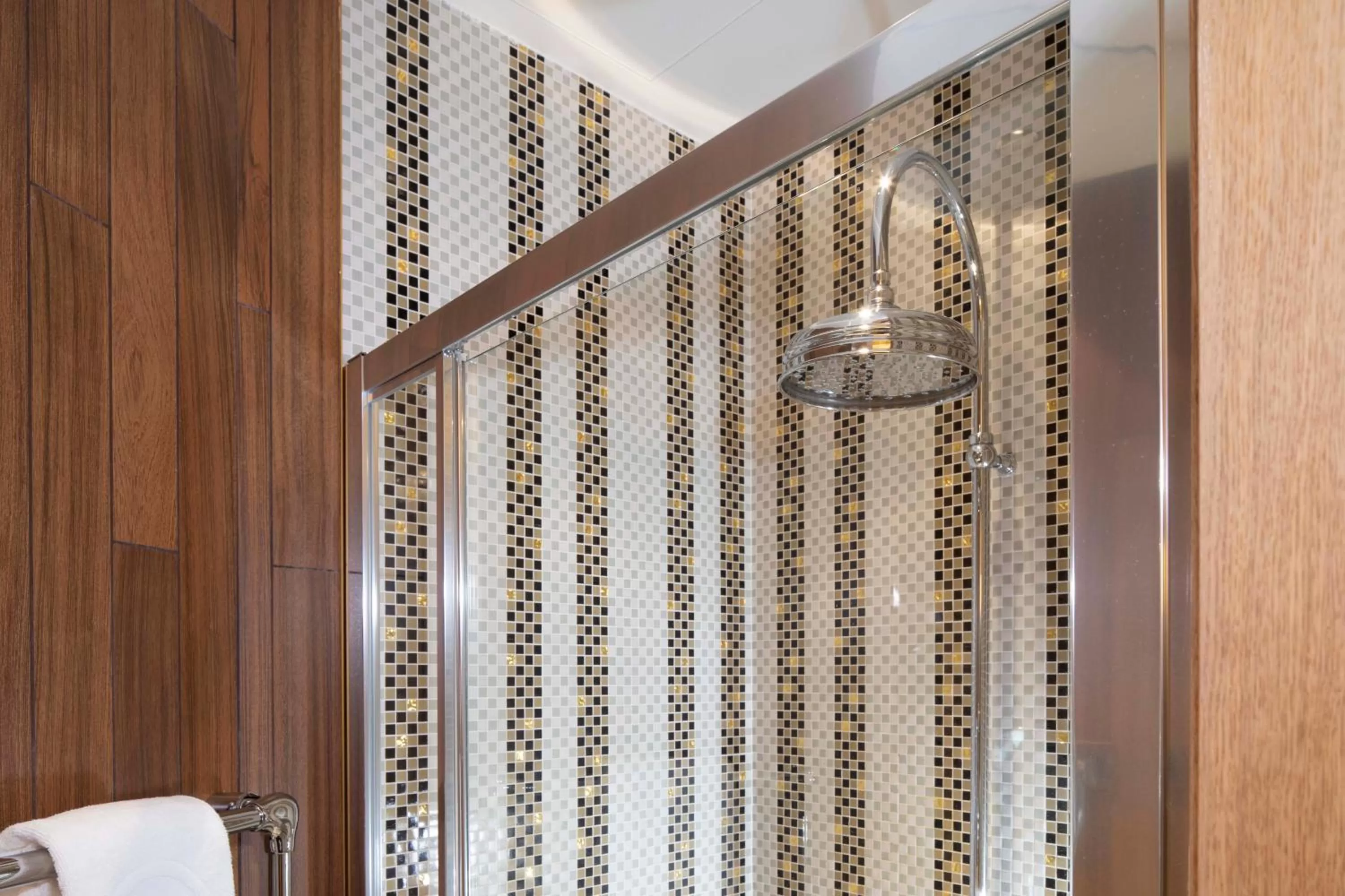 Shower in Hotel Maison FL