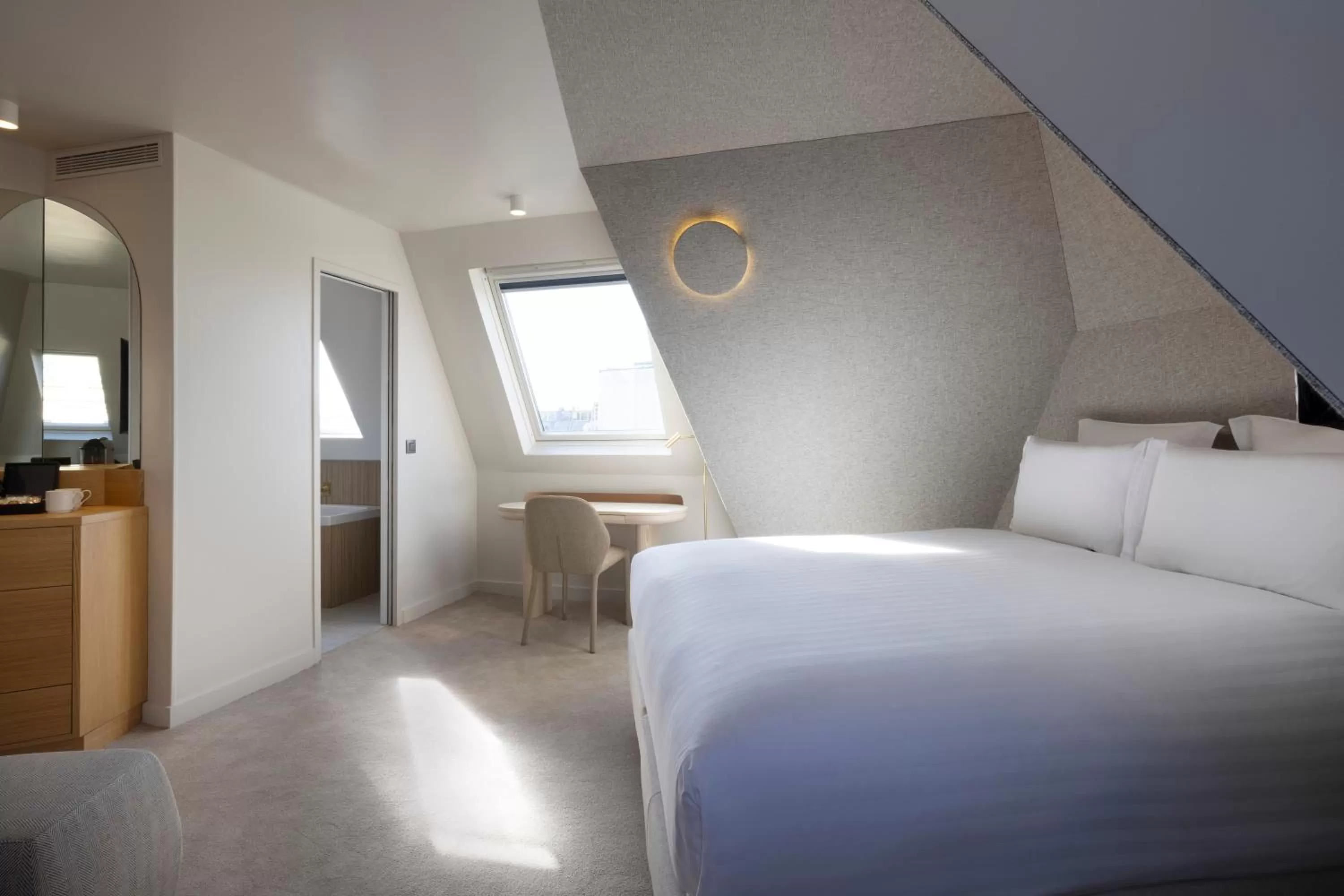 Bedroom, Bed in Hôtel Beige