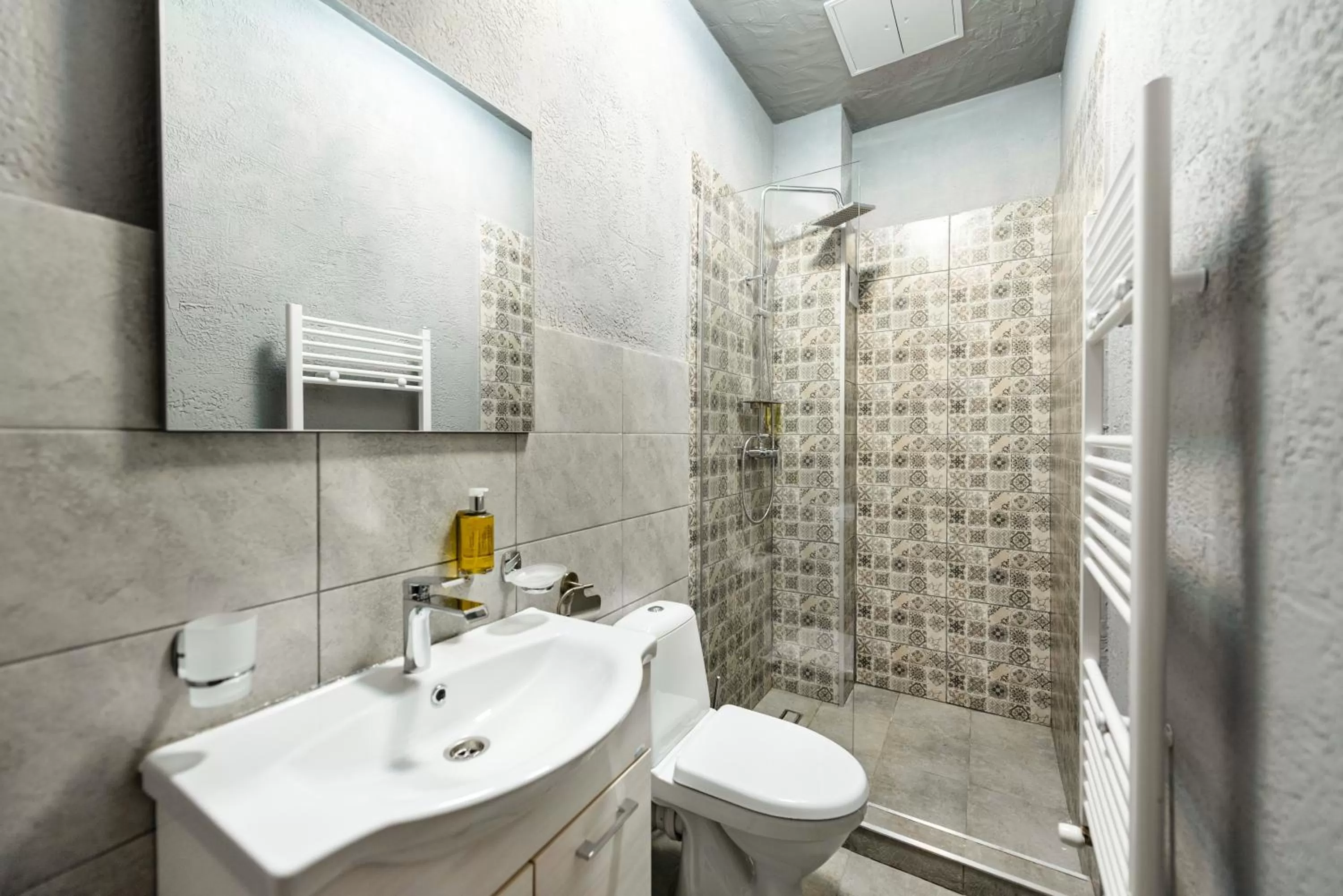 Shower in Palace Bulevard Inn