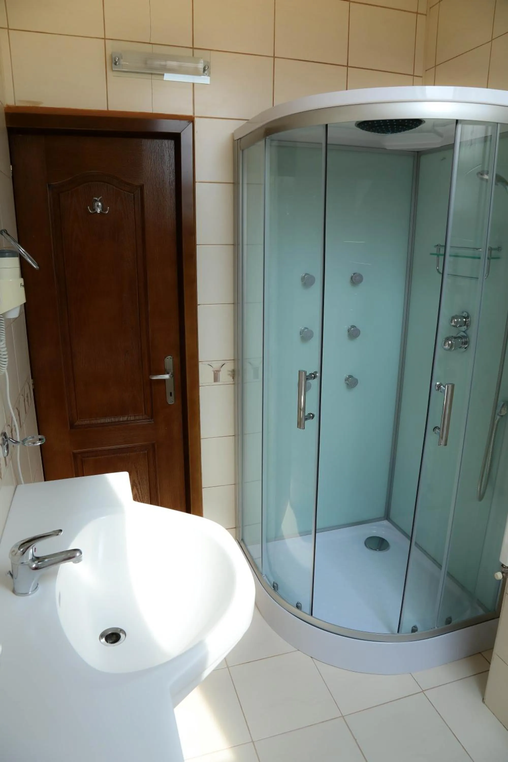 Shower in Hotel Apollonia