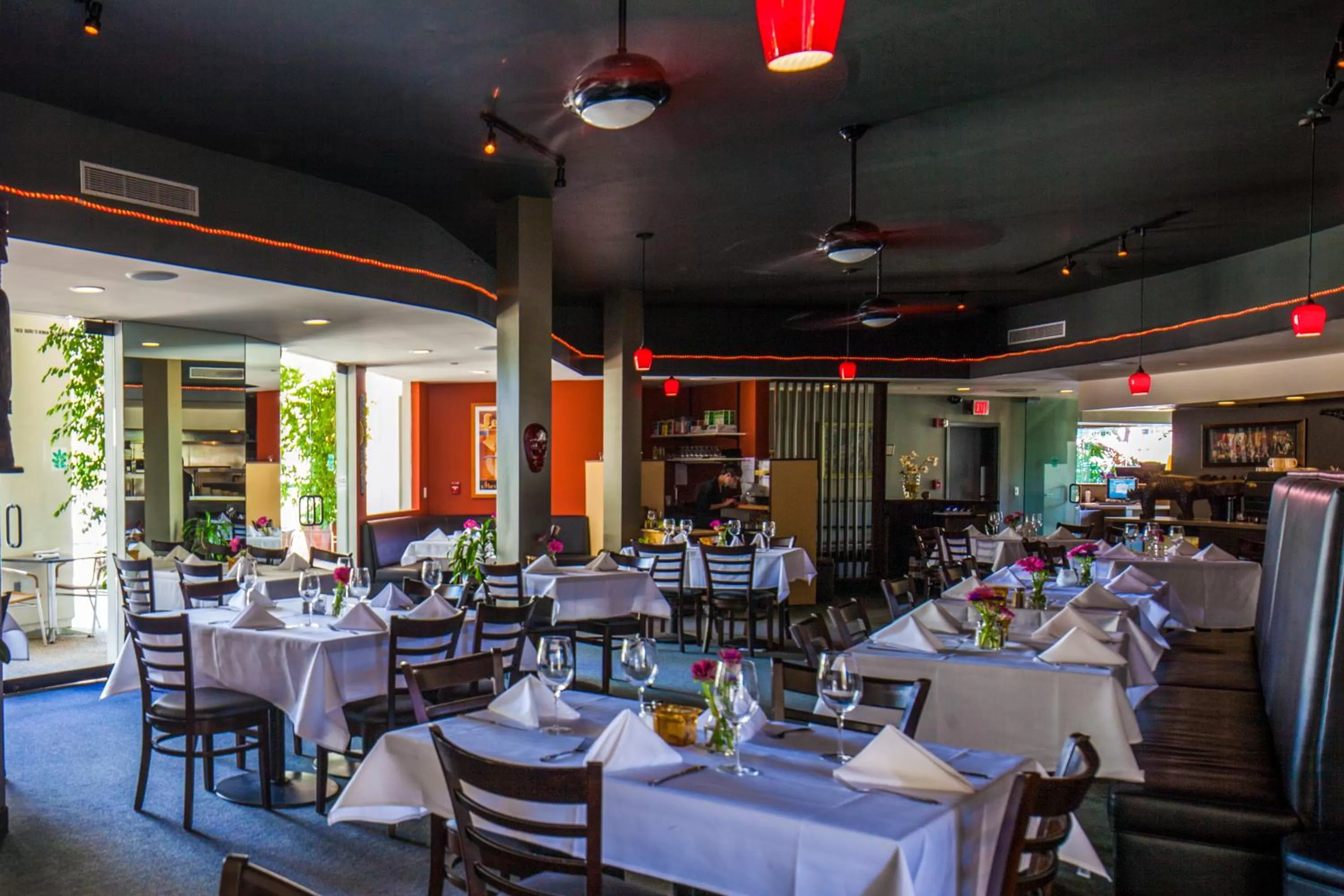 Restaurant/places to eat in Lemon Tree Inn