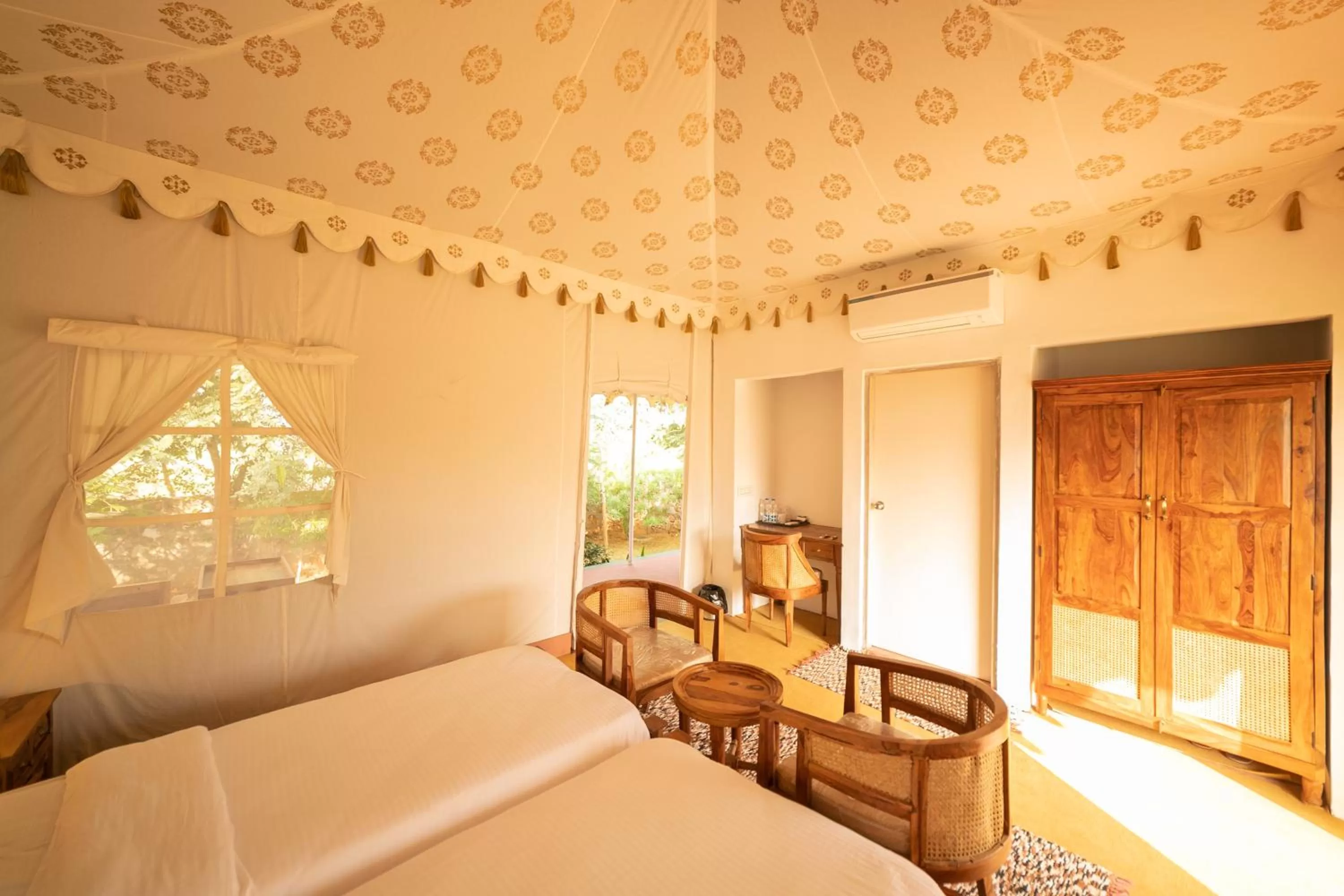 Photo of the whole room, Bed in Madho Bagh