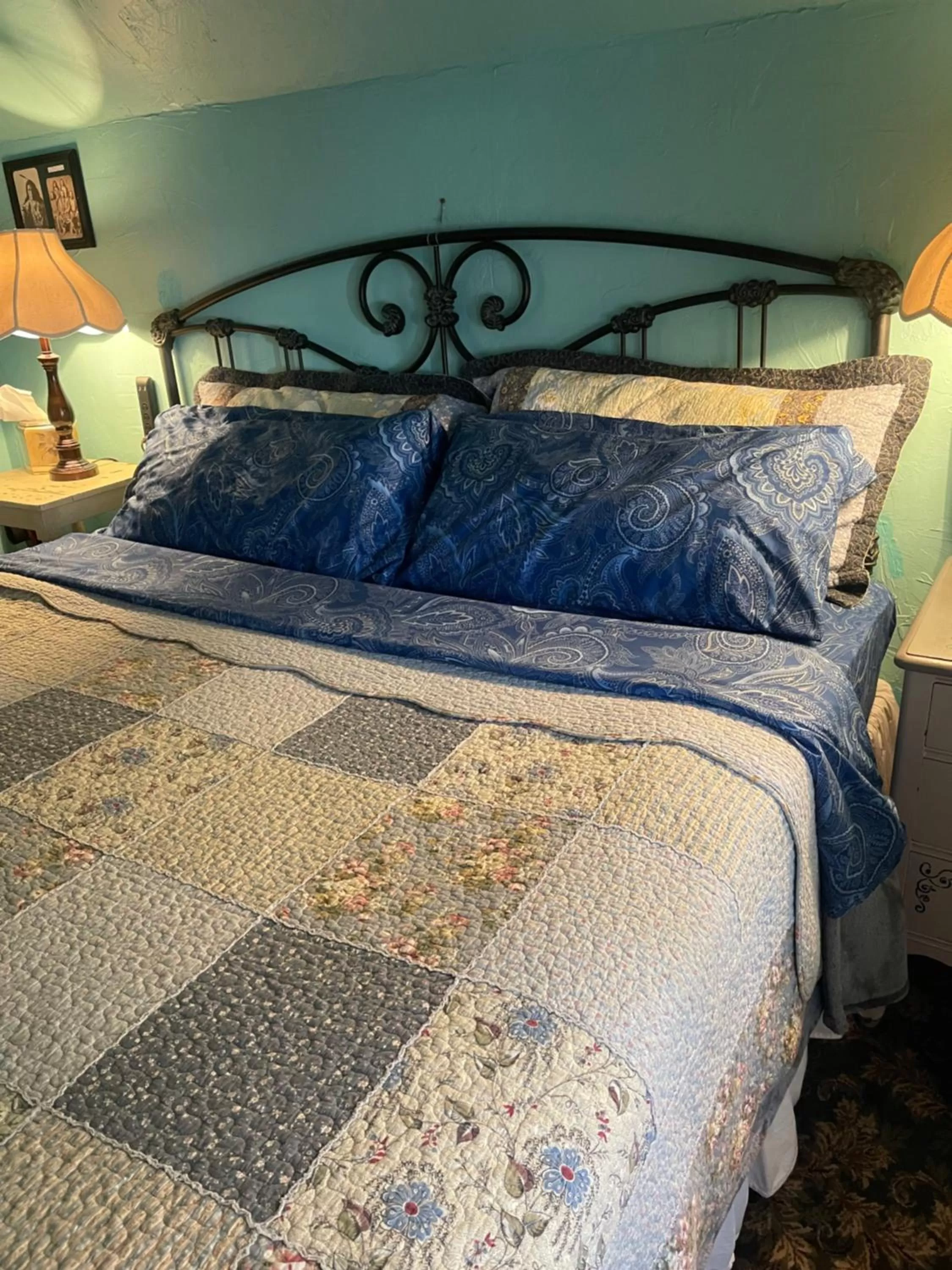 Bed in Downtown B&B with Jacuzzi