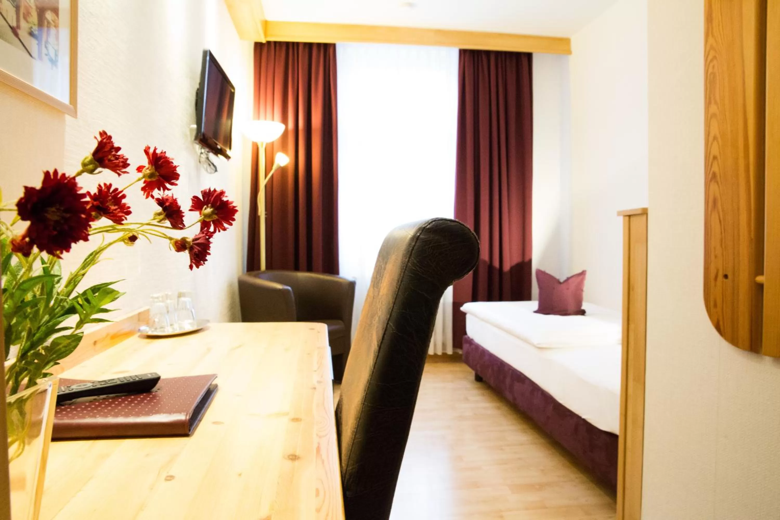 Photo of the whole room, Bed in Hotel Die Tanne