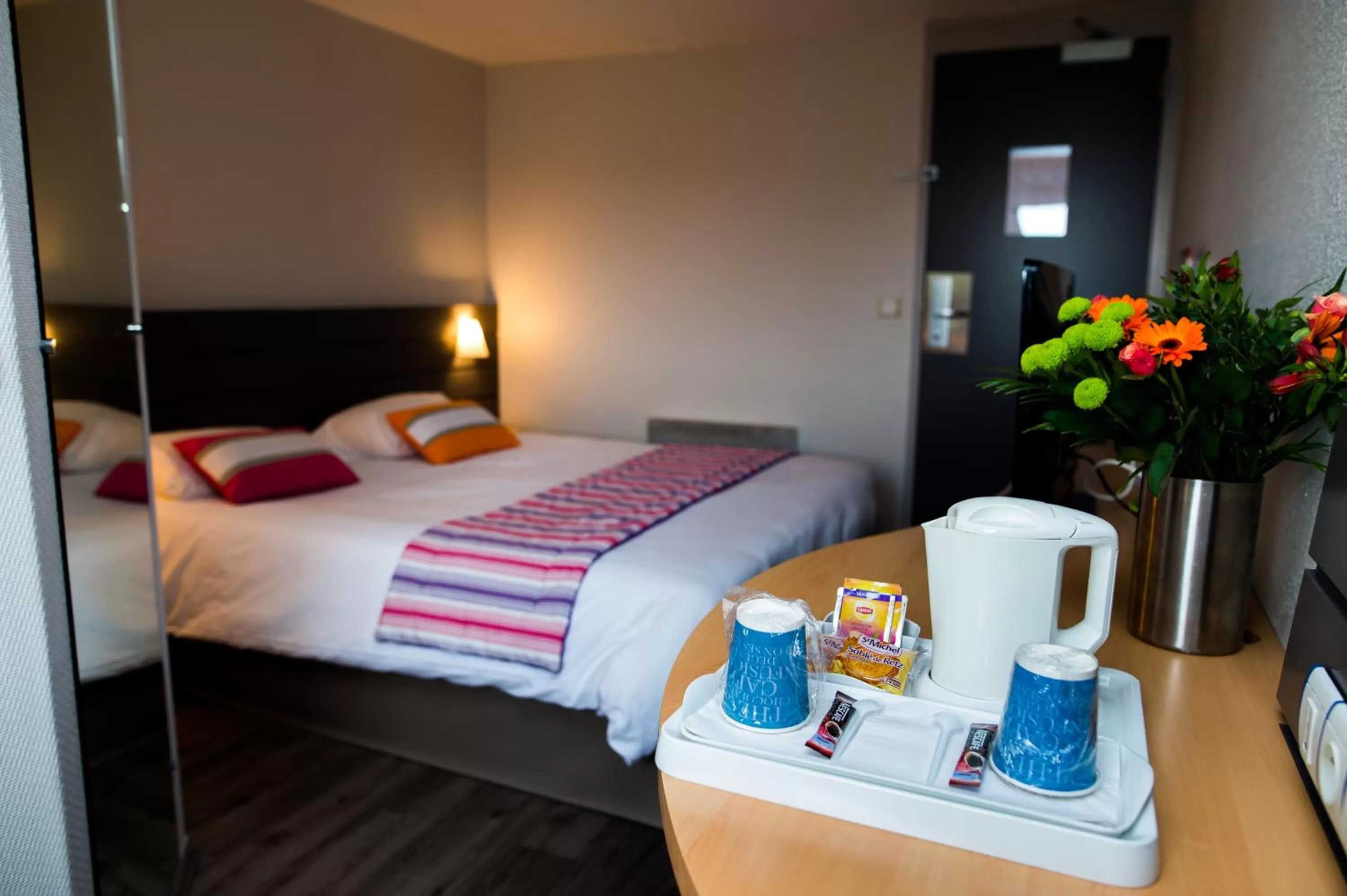 Coffee/tea facilities, Bed in Kyriad Orthez