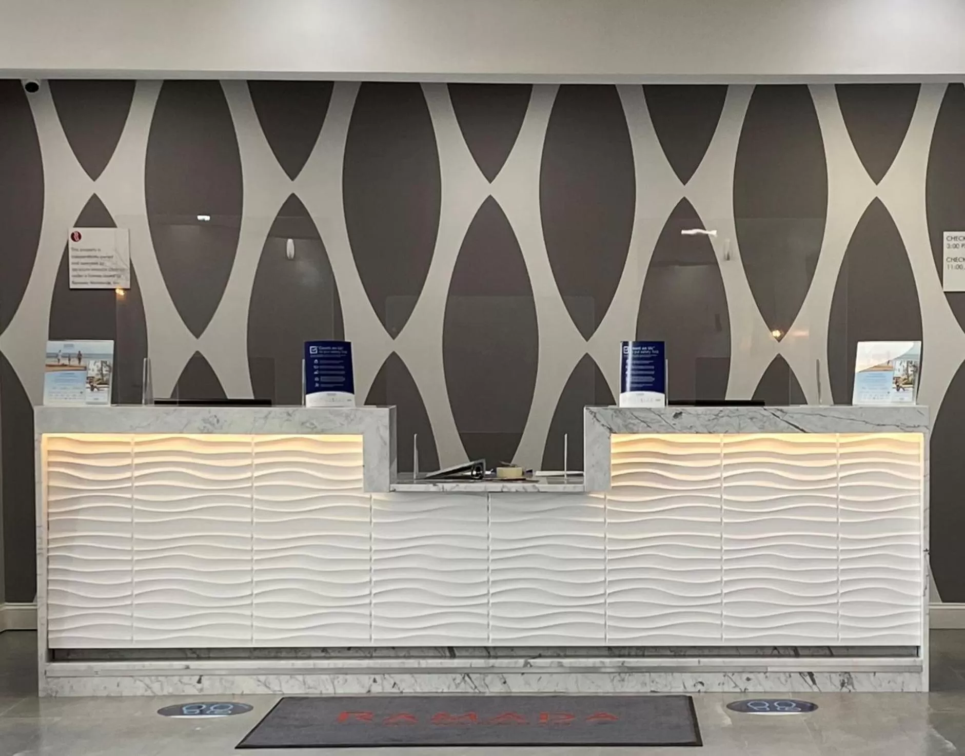 Lobby or reception in Ramada by Wyndham Hartford North - Bradley Airport