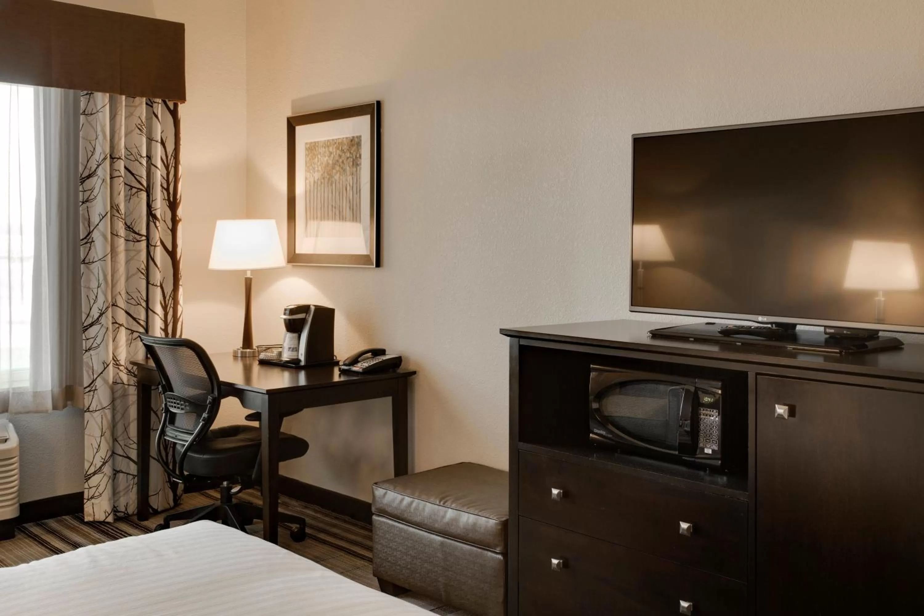Photo of the whole room, Bed in Holiday Inn Express & Suites Nevada by IHG