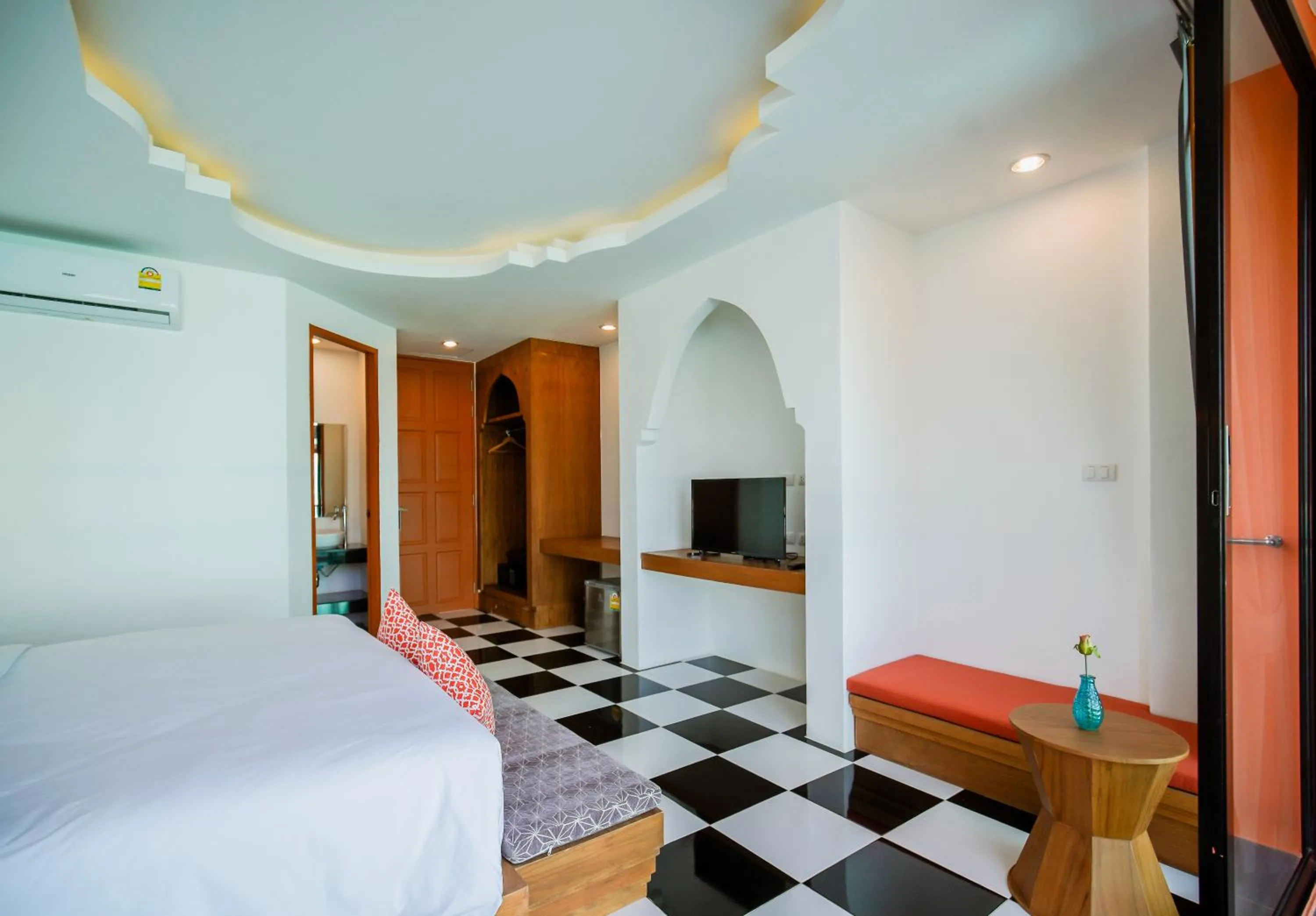 Photo of the whole room, Bed in Khaleej Mass Hotel Patong