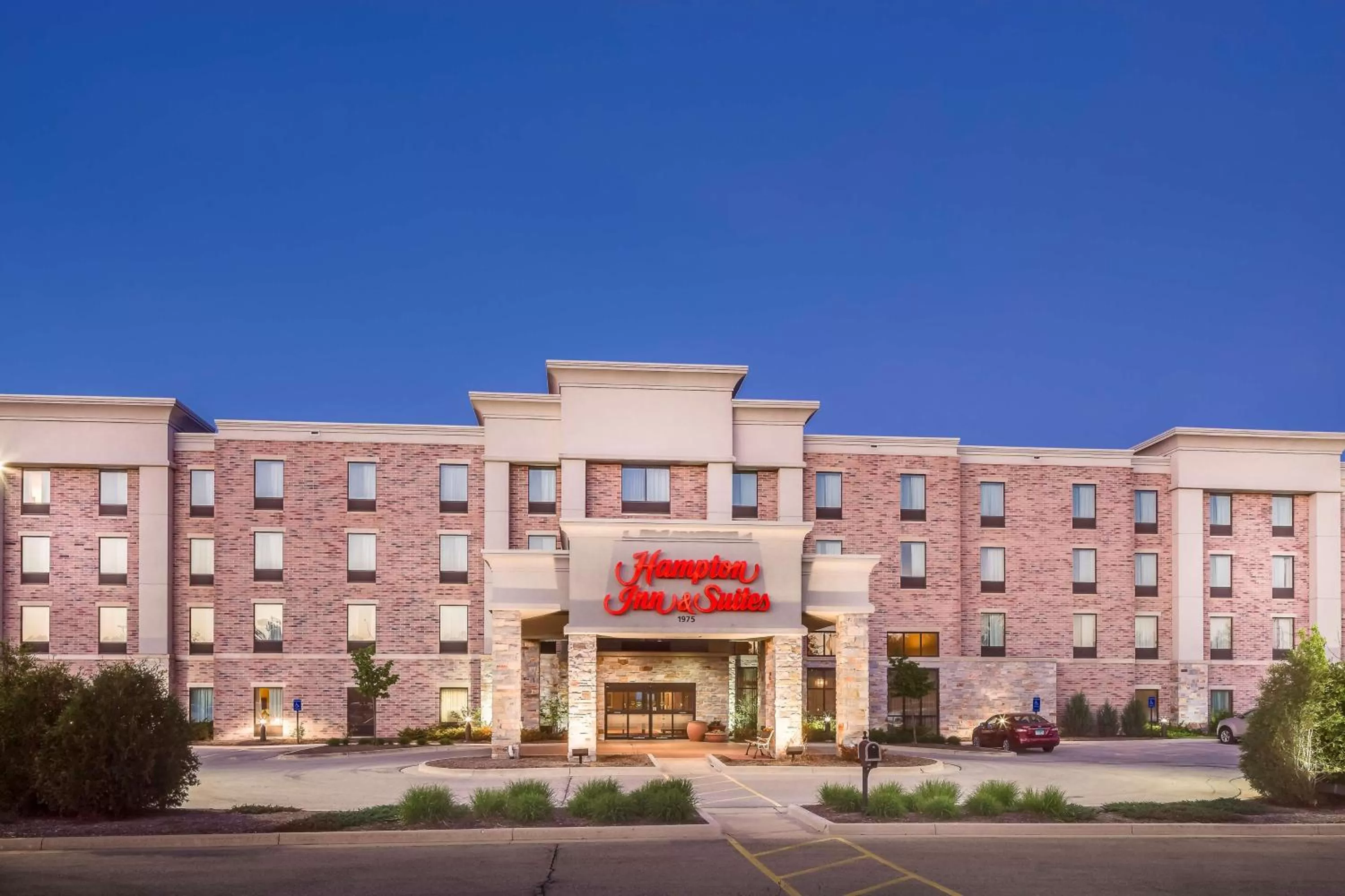 Property building in Hampton Inn & Suites West Bend