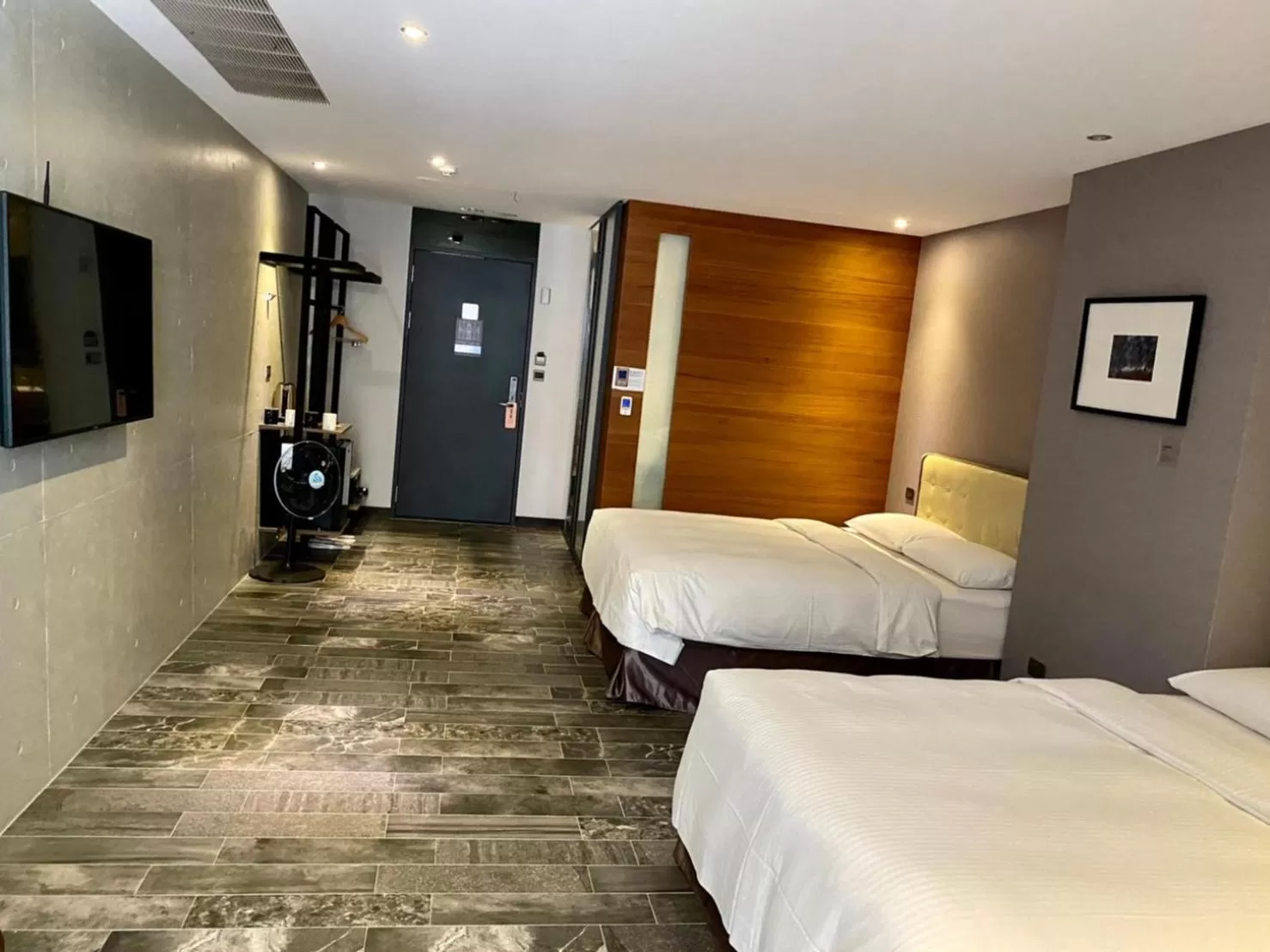 Photo of the whole room, Bed in 3 Door Hotel