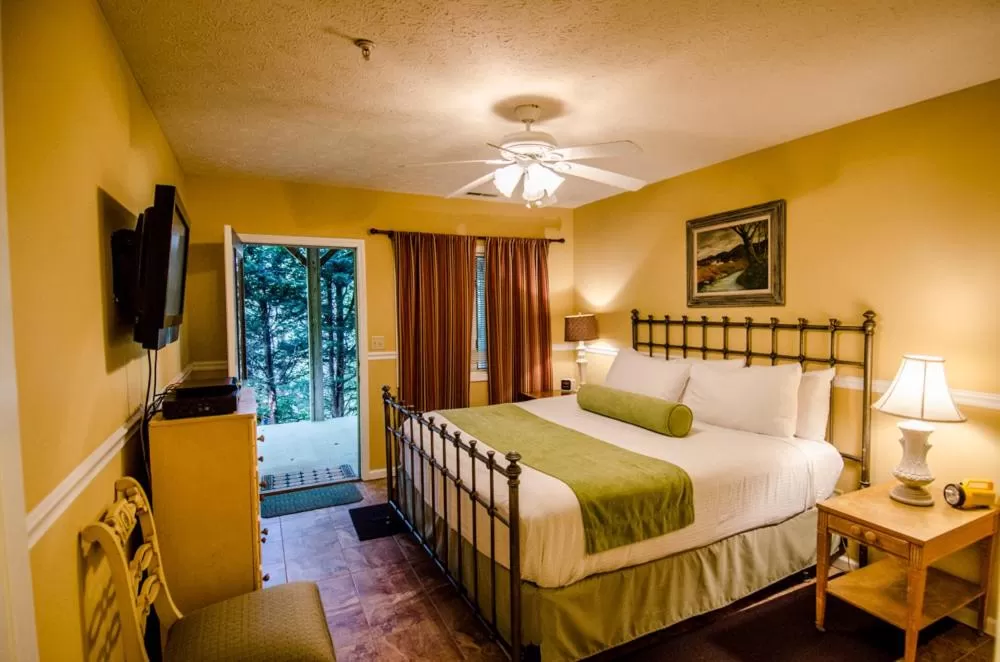 Bed in Asheville Cabins of Willow Winds