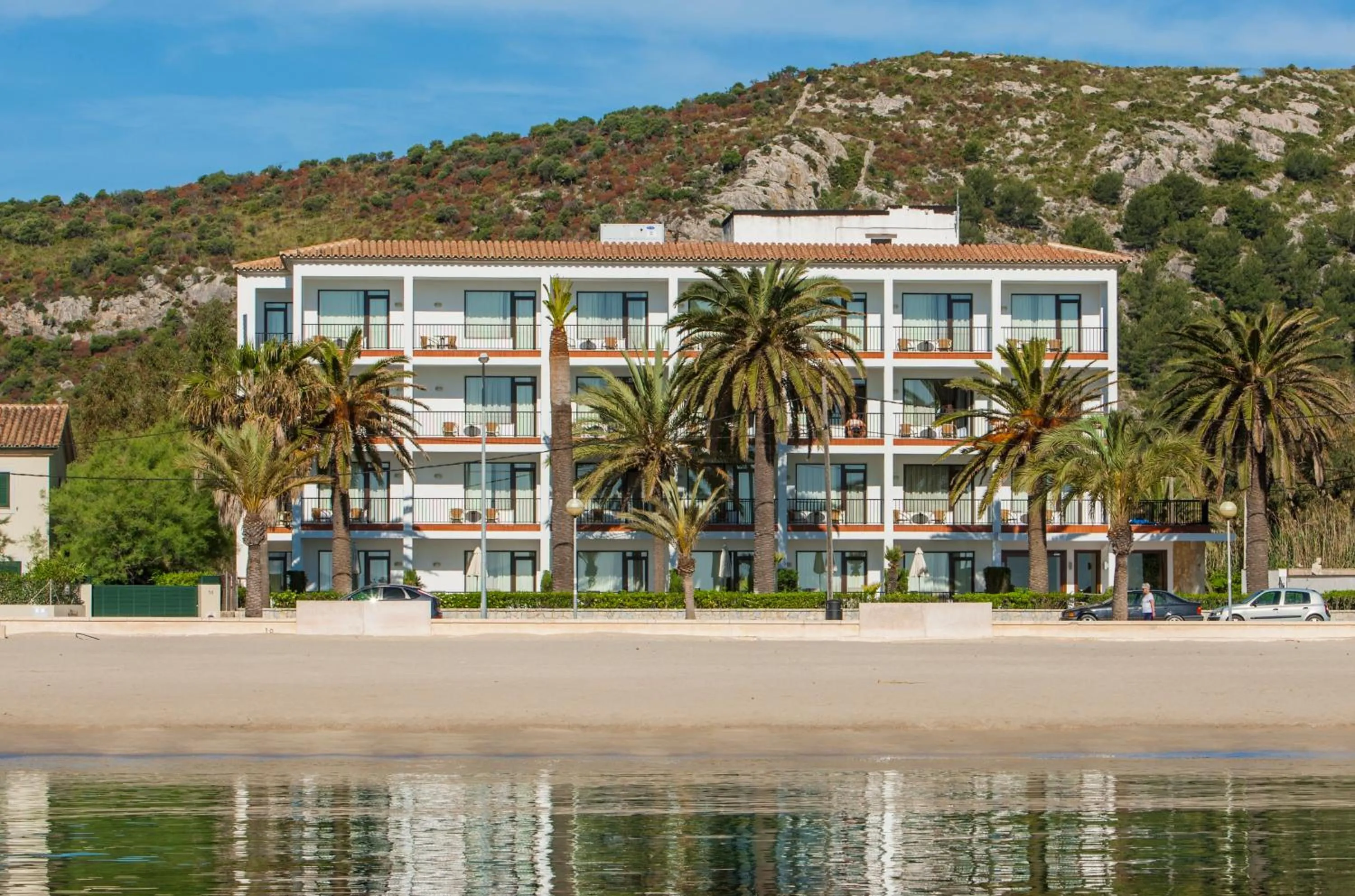 Facade/entrance in Hoposa Uyal