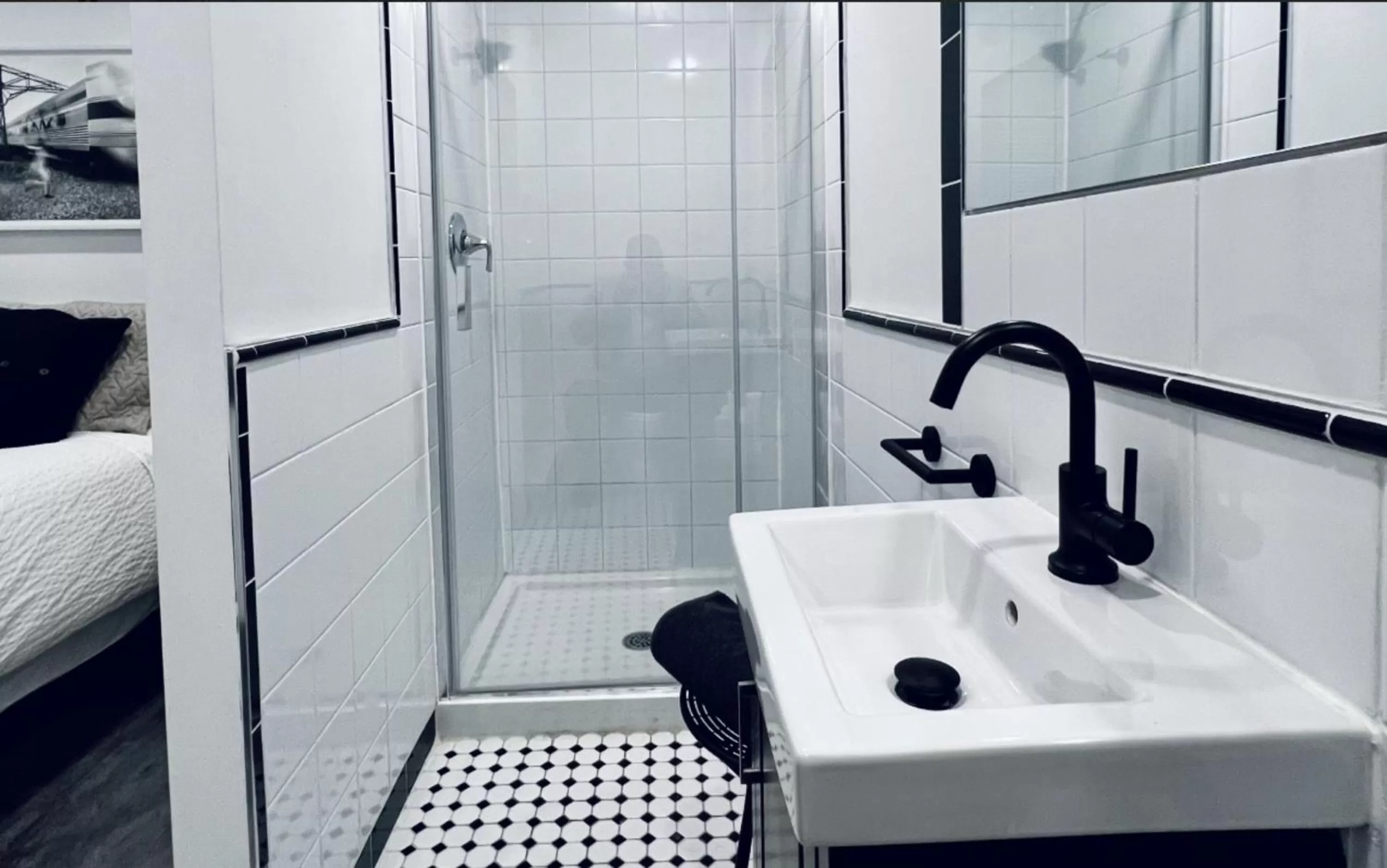 Bathroom, Bed in L'Hotel Particulier Griffintown