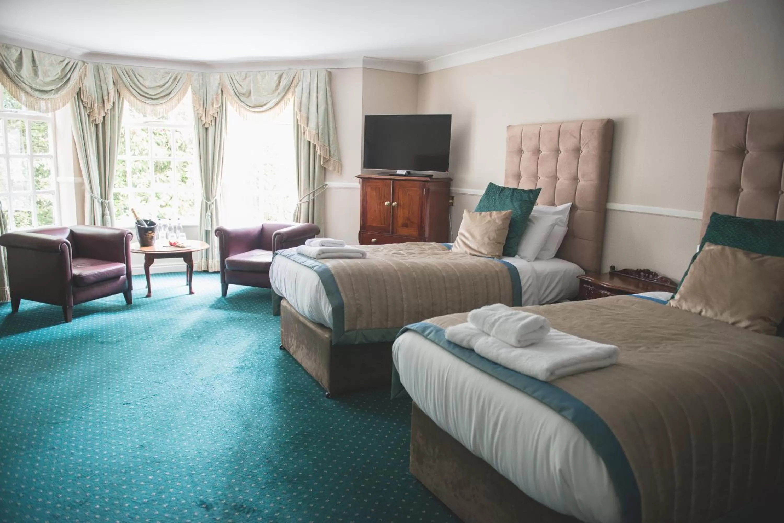 Photo of the whole room, Bed in Mere Court Hotel